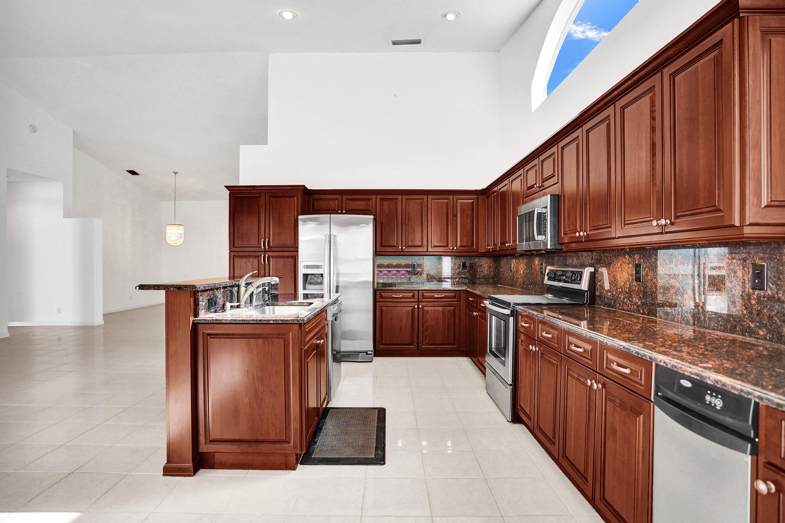 LAKE CHARLESTON / WATER'S EDGE - Residential