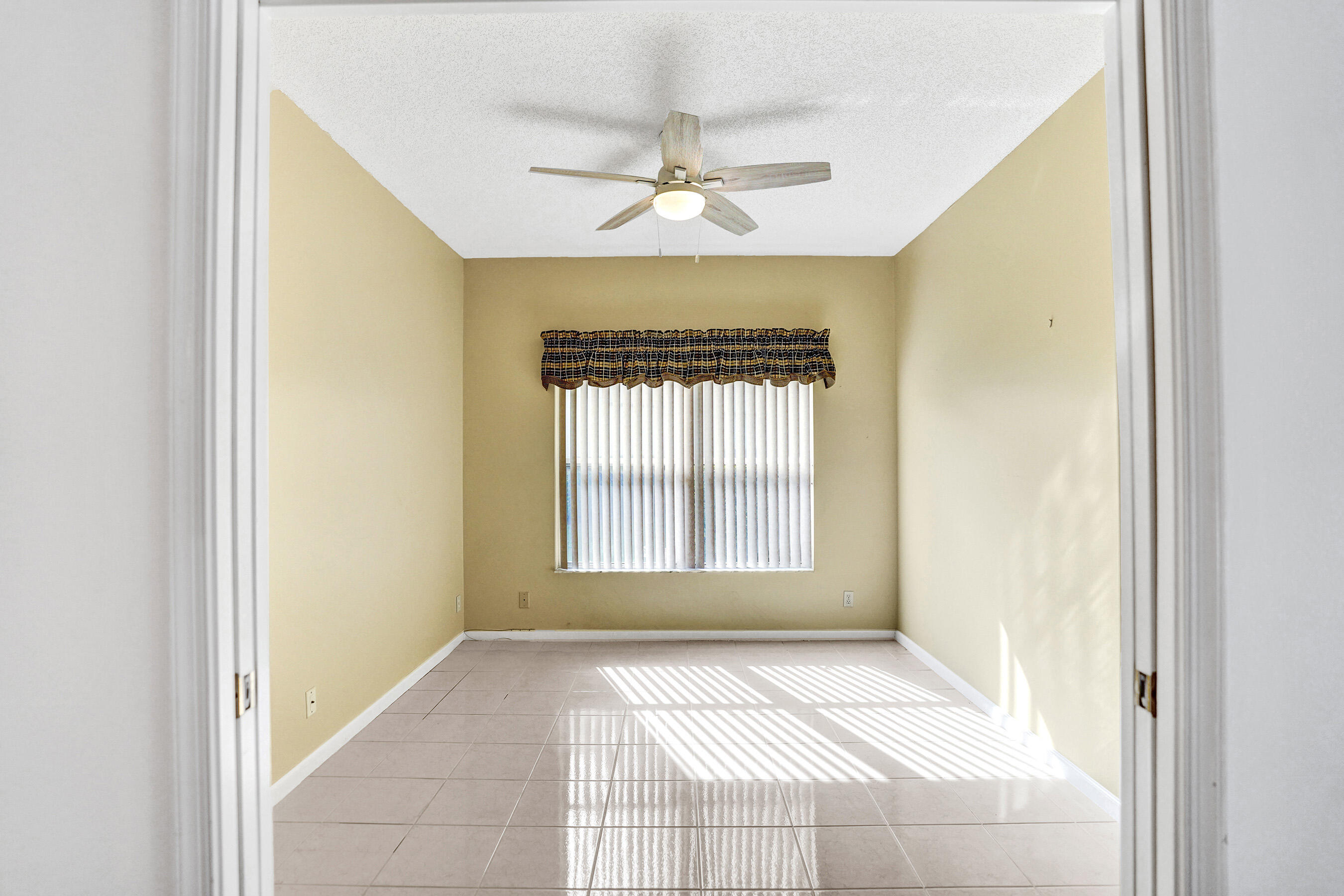 LAKE CHARLESTON / WATER'S EDGE - Residential