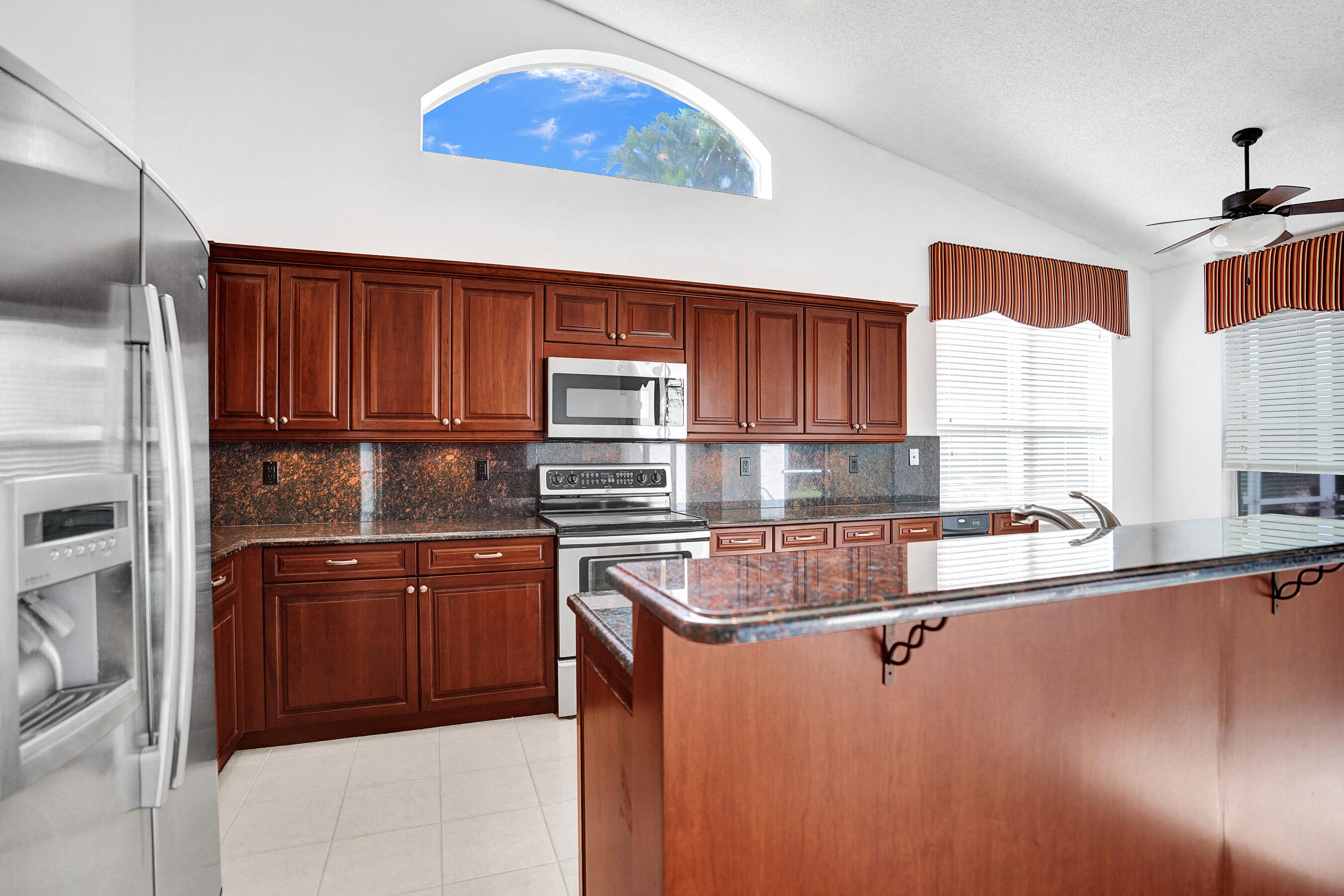 LAKE CHARLESTON / WATER'S EDGE - Residential