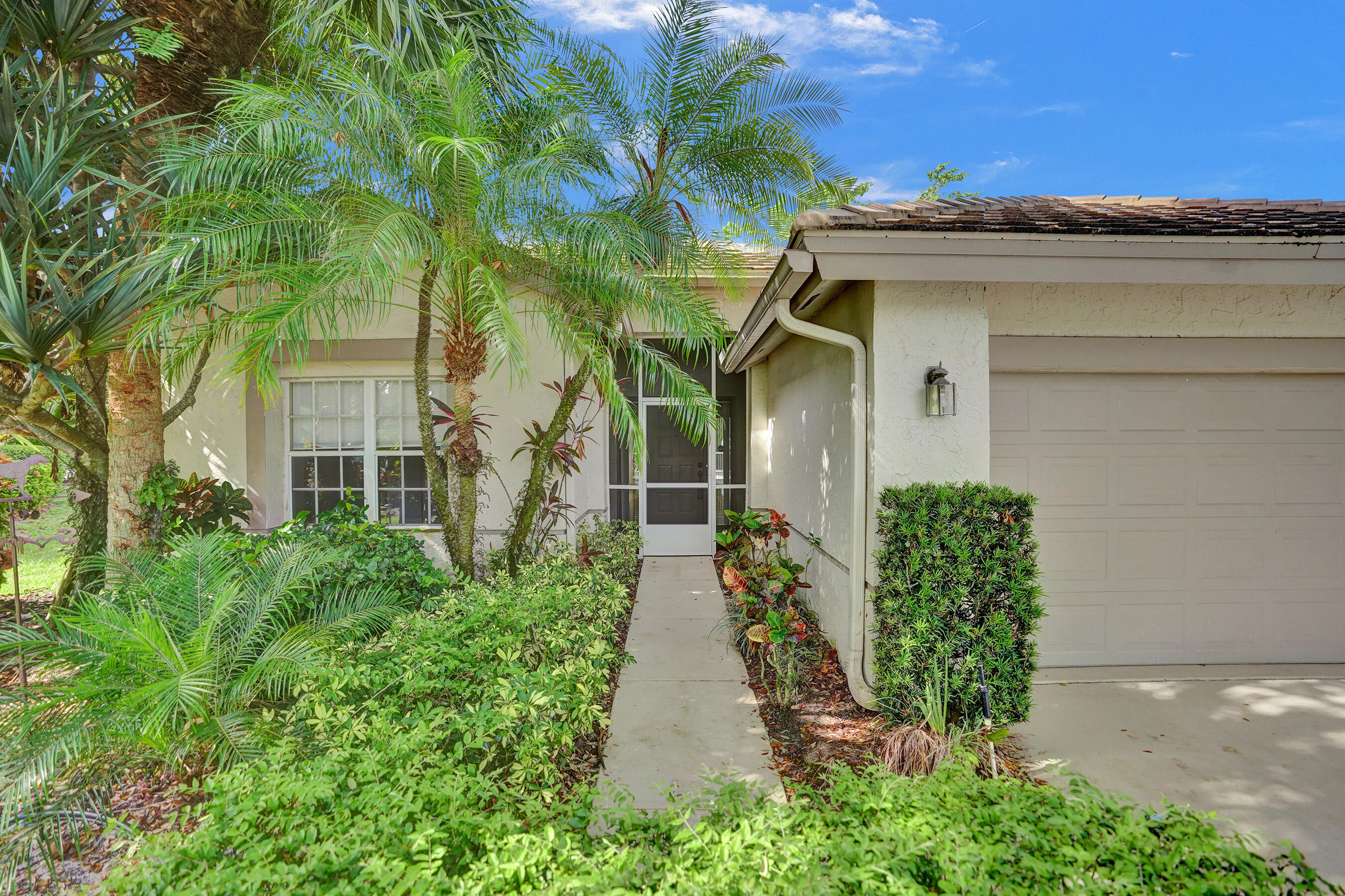 LAKE CHARLESTON / WATER'S EDGE - Residential
