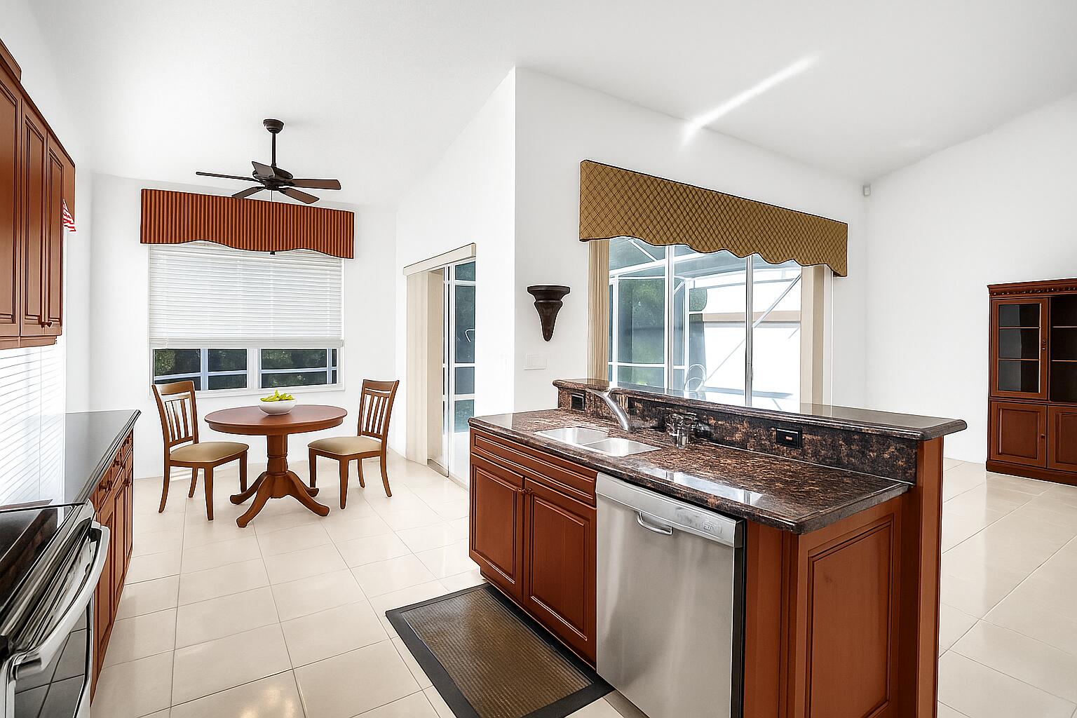 LAKE CHARLESTON / WATER'S EDGE - Residential