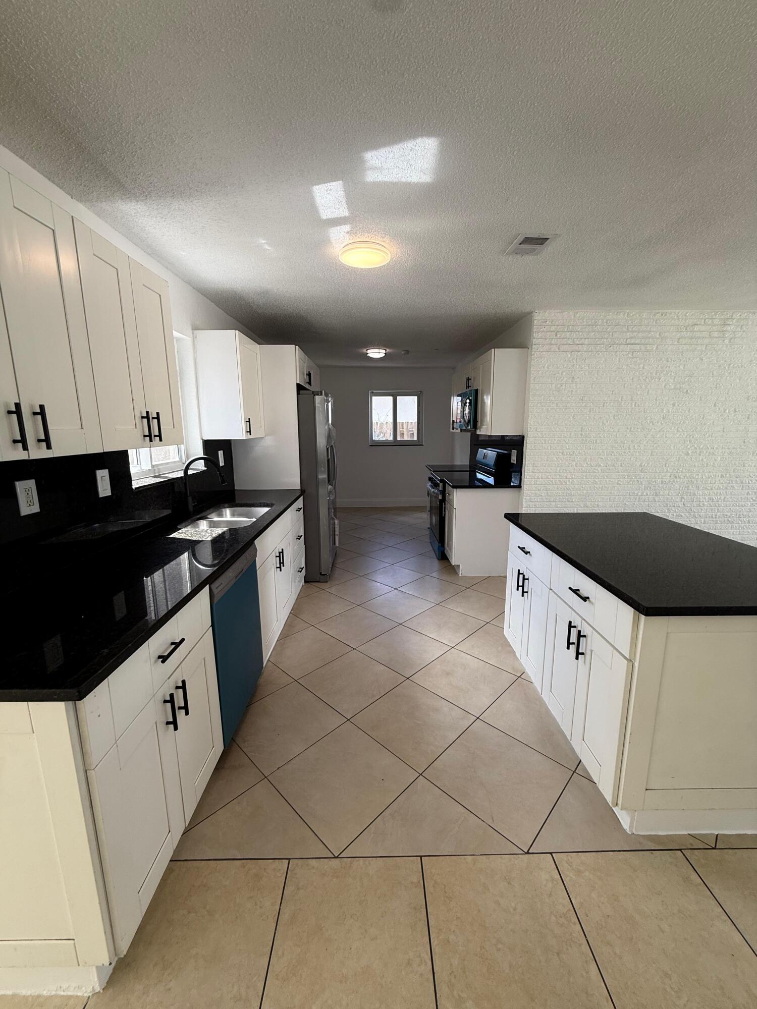 SUNRISE GOLF VILLAGE SEC 3 - Residential Lease