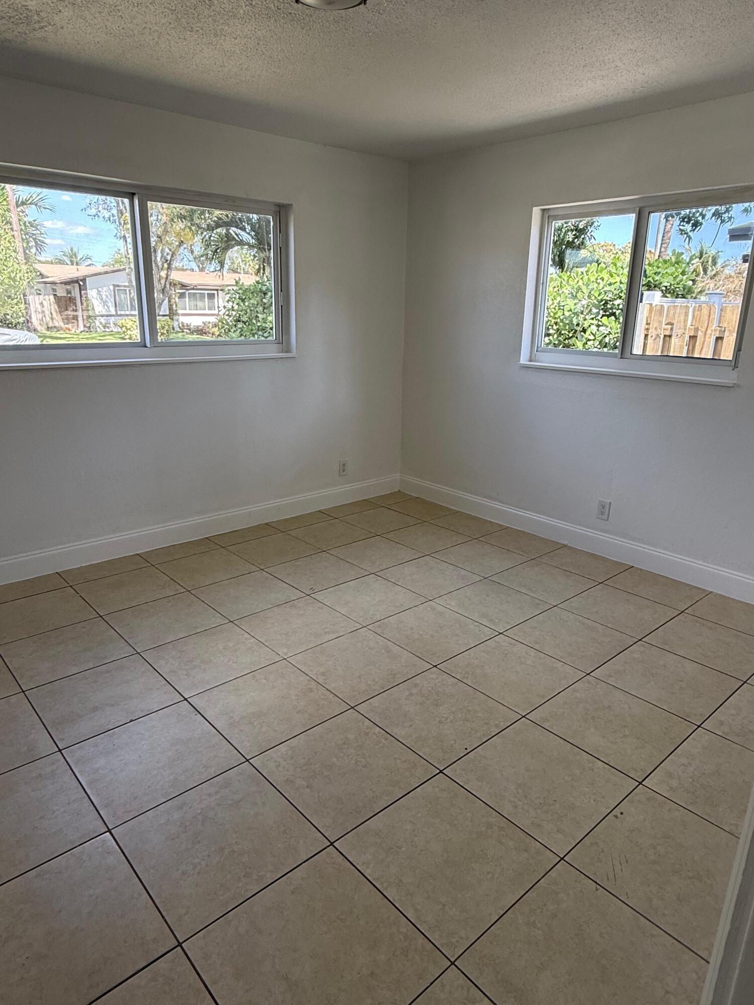 SUNRISE GOLF VILLAGE SEC 3 - Residential Lease