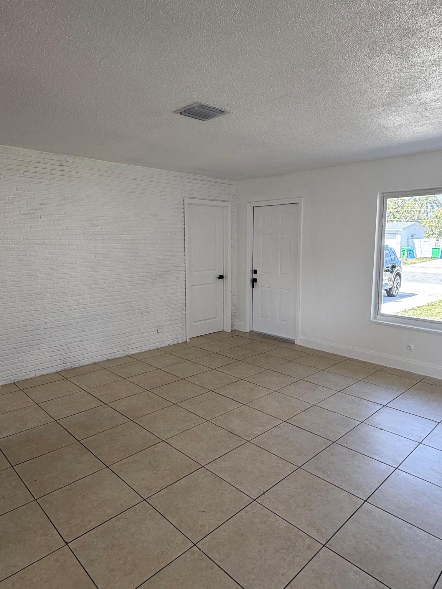 SUNRISE GOLF VILLAGE SEC 3 - Residential Lease