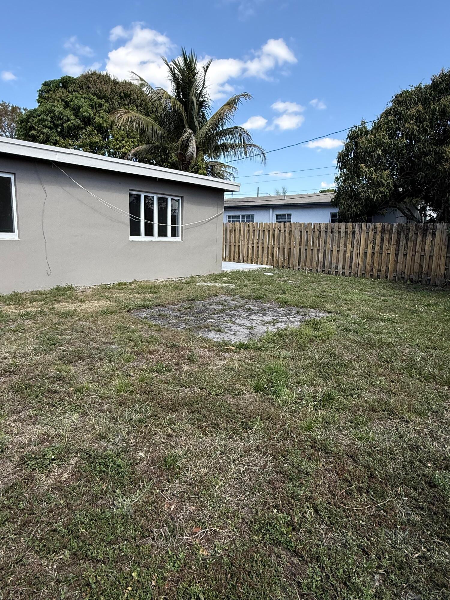 SUNRISE GOLF VILLAGE SEC 3 - Residential Lease