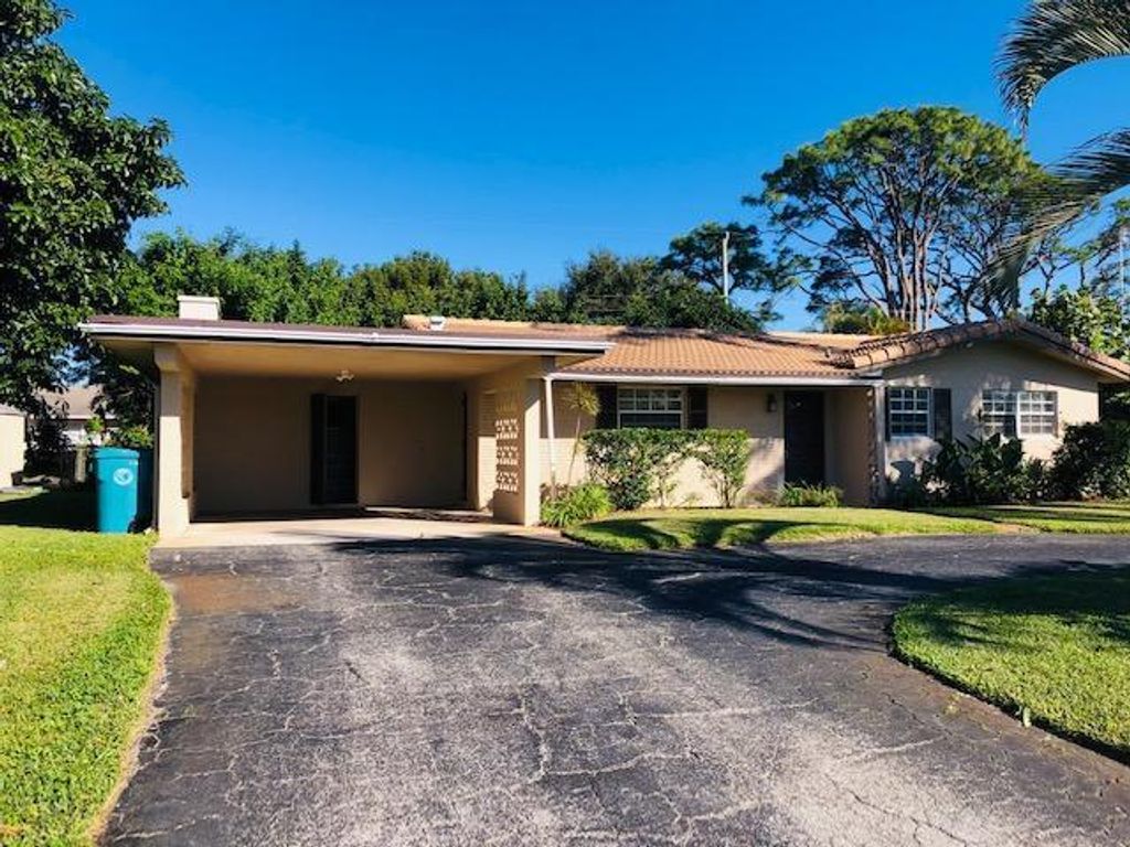 Photo of 1077 SW 25th Way, Boynton Beach, FL 33426 (MLS # R10684791)