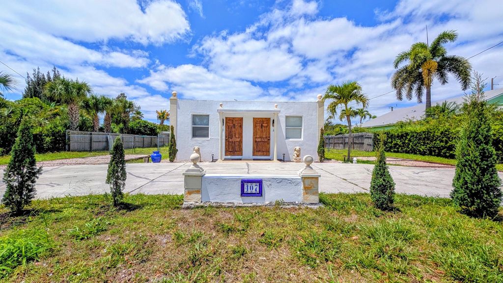 Photo of 407 NW 7th Street, Boynton Beach, FL 33426 (MLS # B26018486)