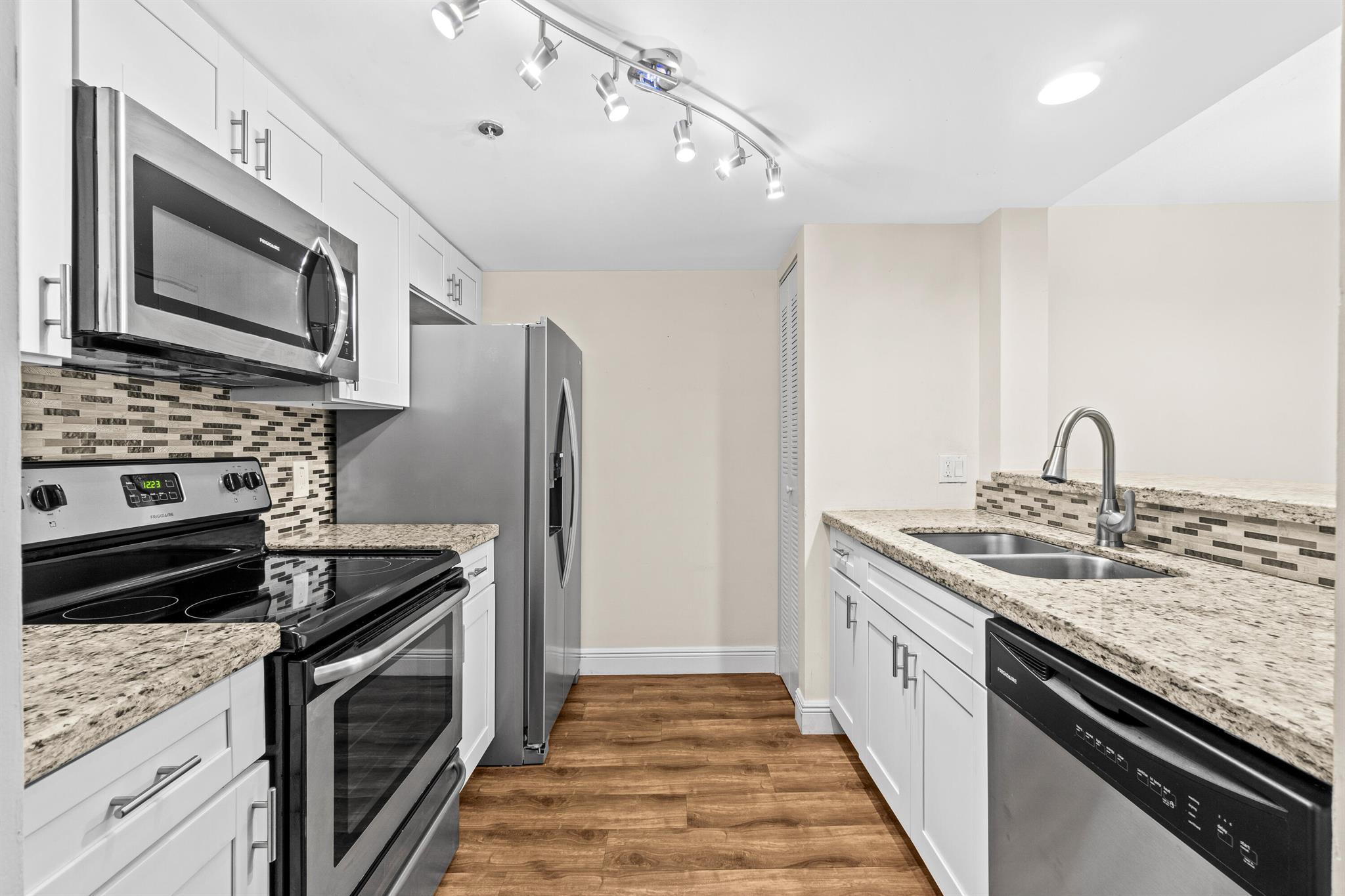 HYPOLUXOS MARINERS CAY CO - Residential Lease