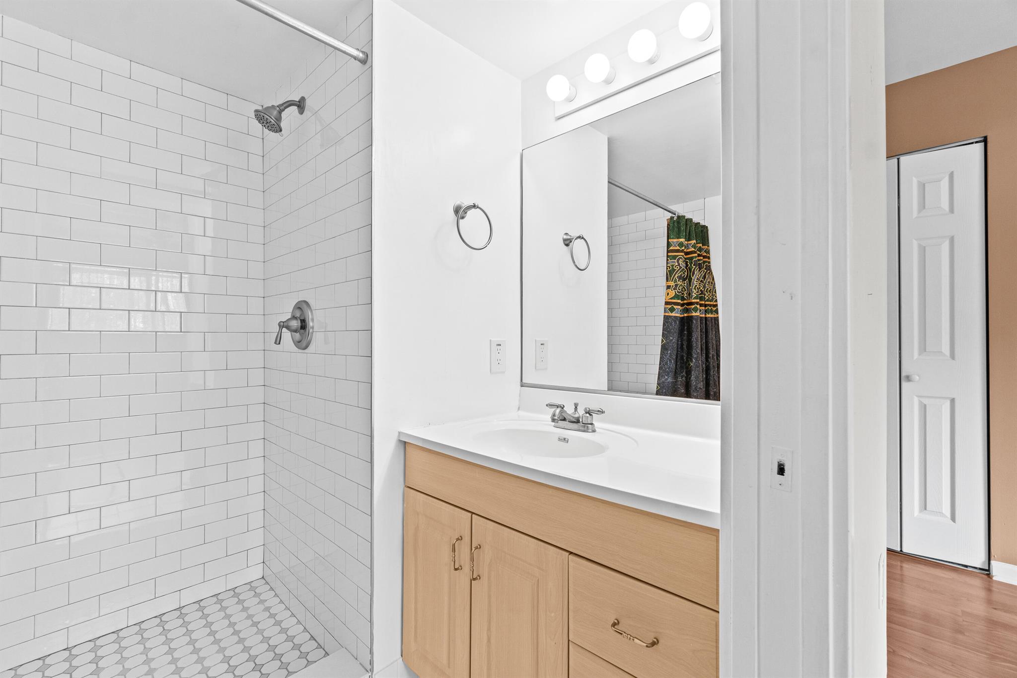 HYPOLUXOS MARINERS CAY CO - Residential Lease