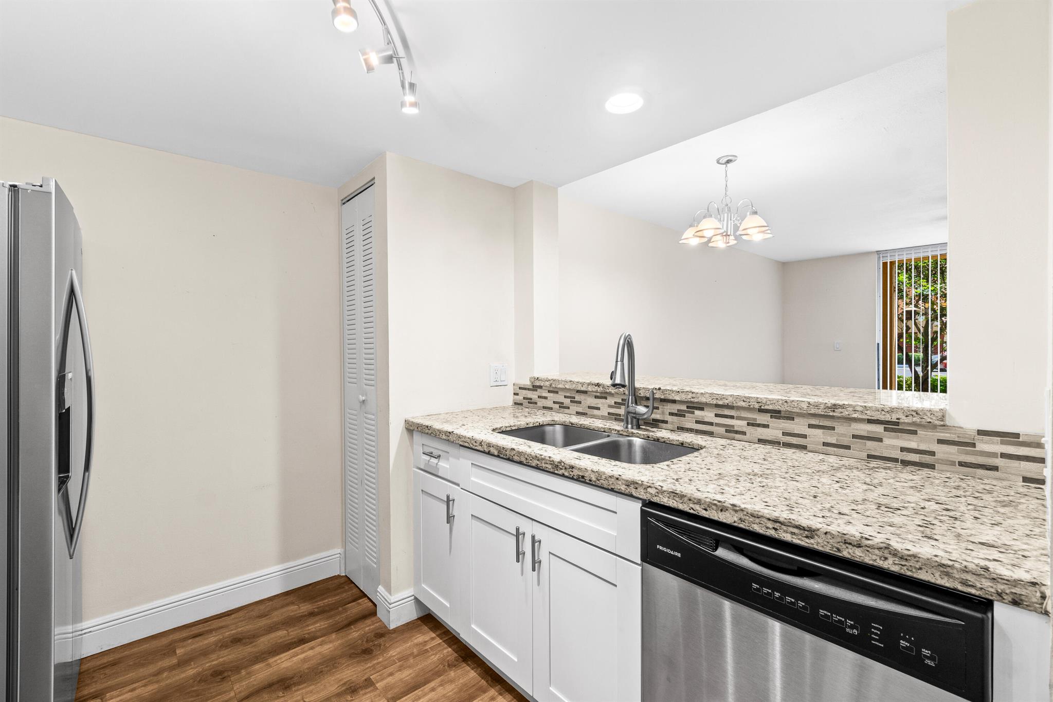 HYPOLUXOS MARINERS CAY CO - Residential Lease