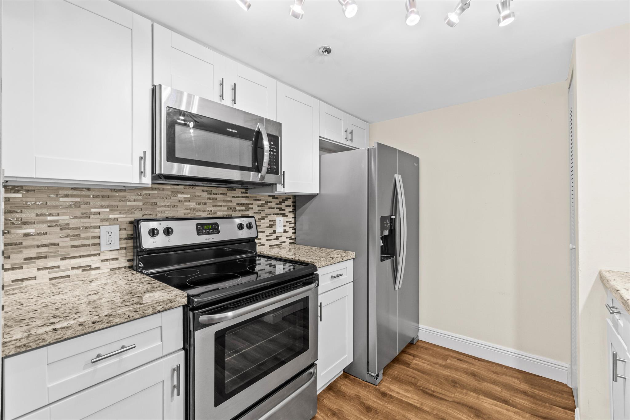 HYPOLUXOS MARINERS CAY CO - Residential Lease