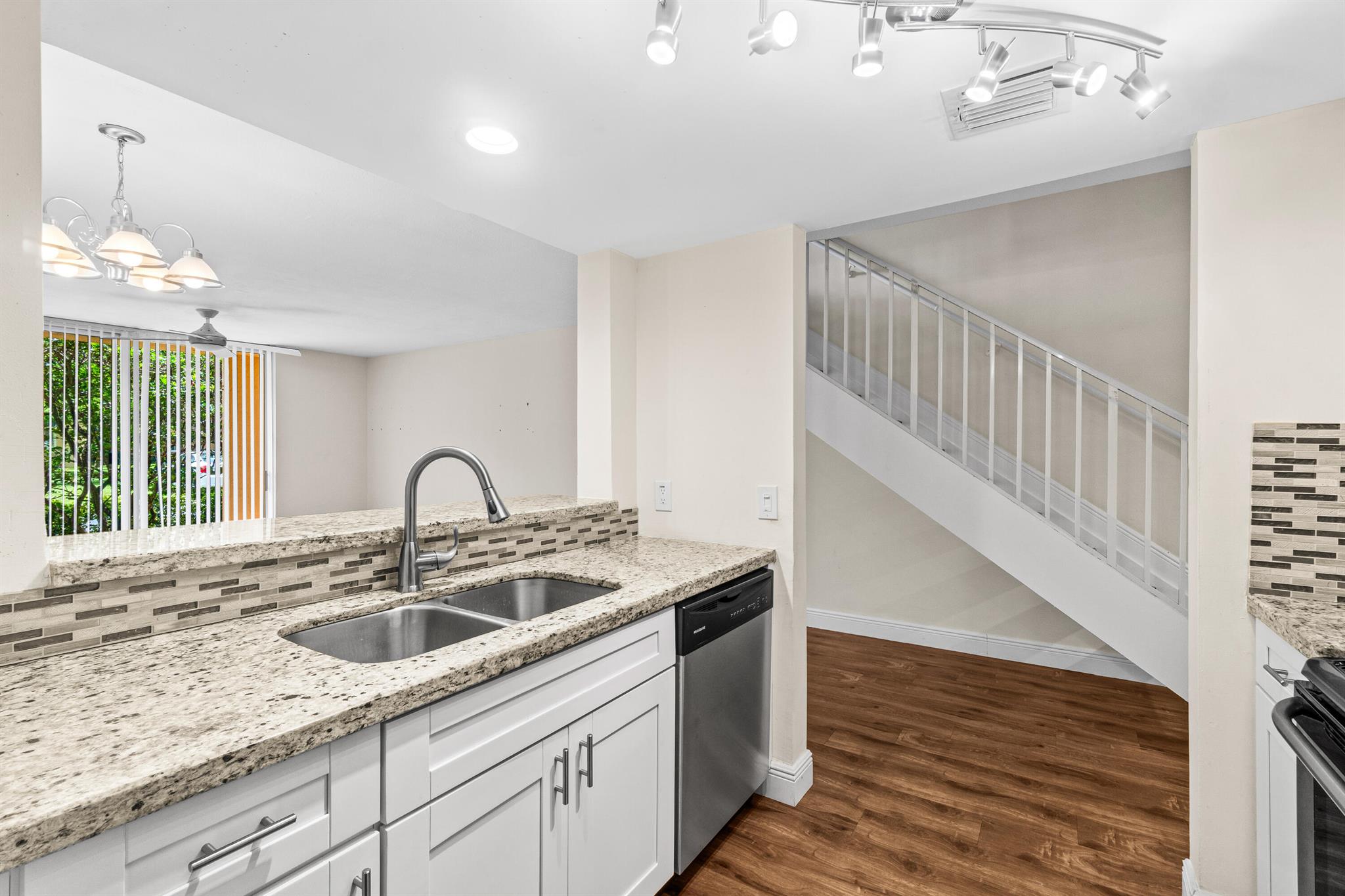 HYPOLUXOS MARINERS CAY CO - Residential Lease