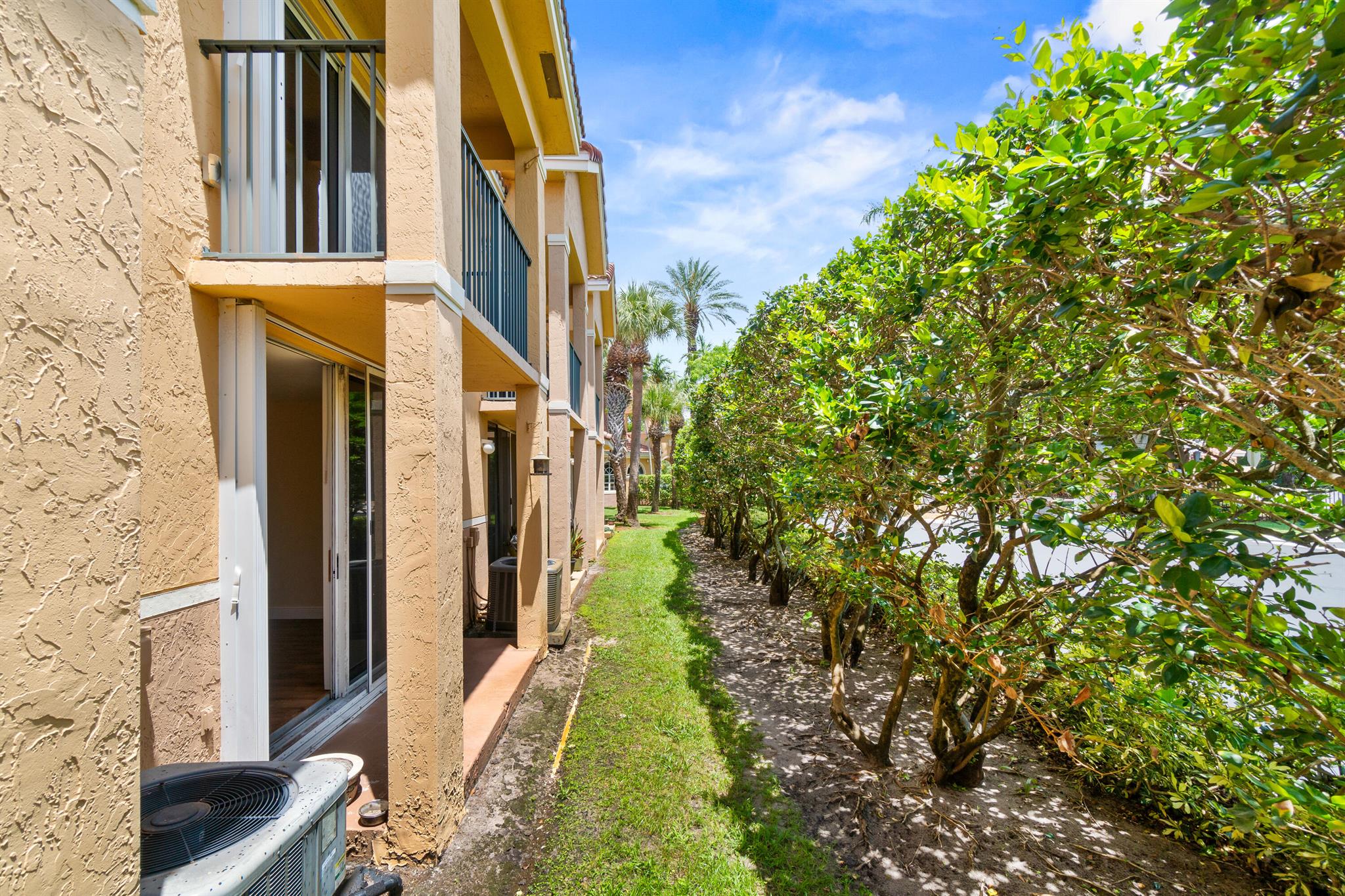 HYPOLUXOS MARINERS CAY CO - Residential Lease