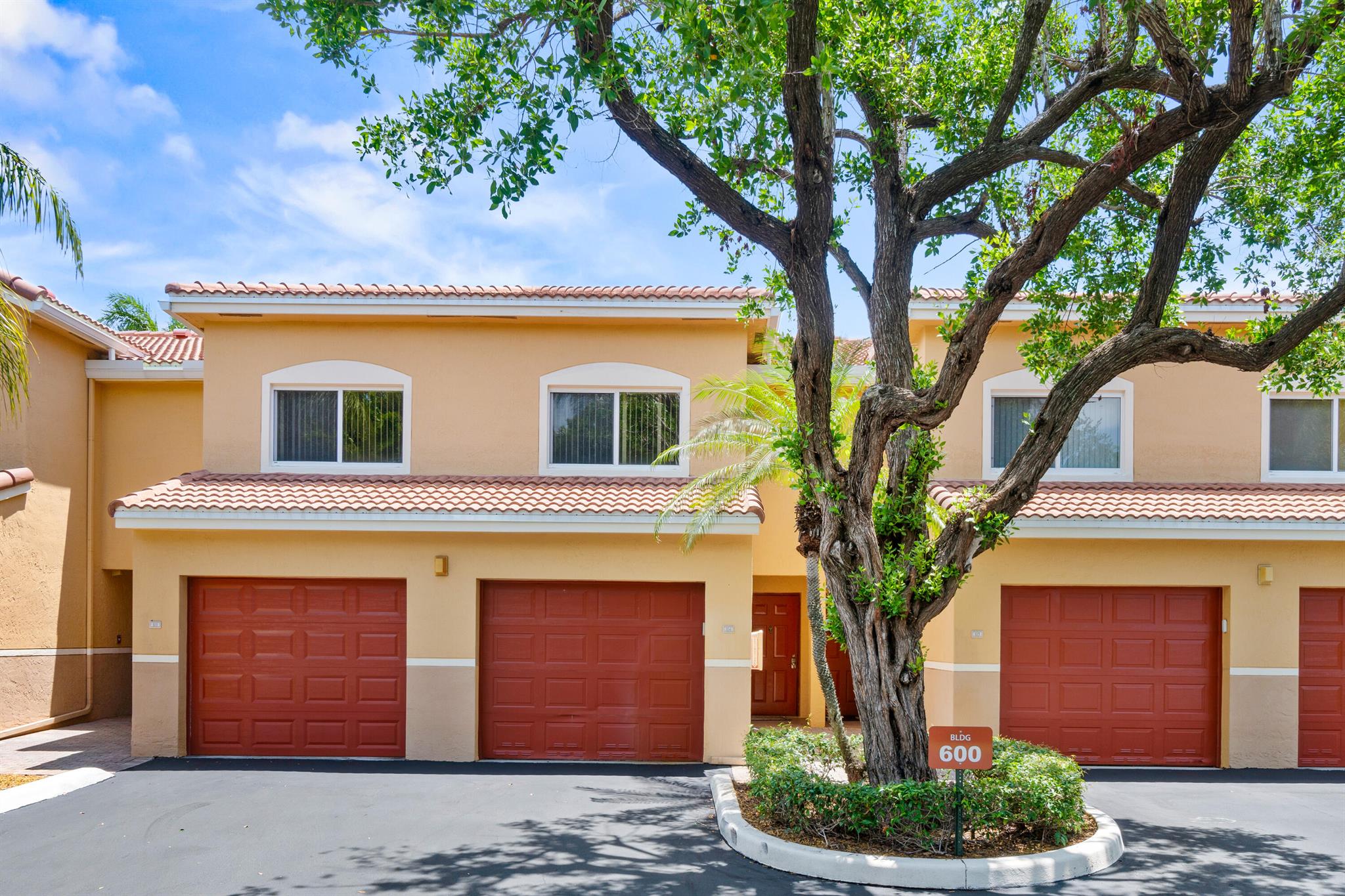 HYPOLUXOS MARINERS CAY CO - Residential Lease