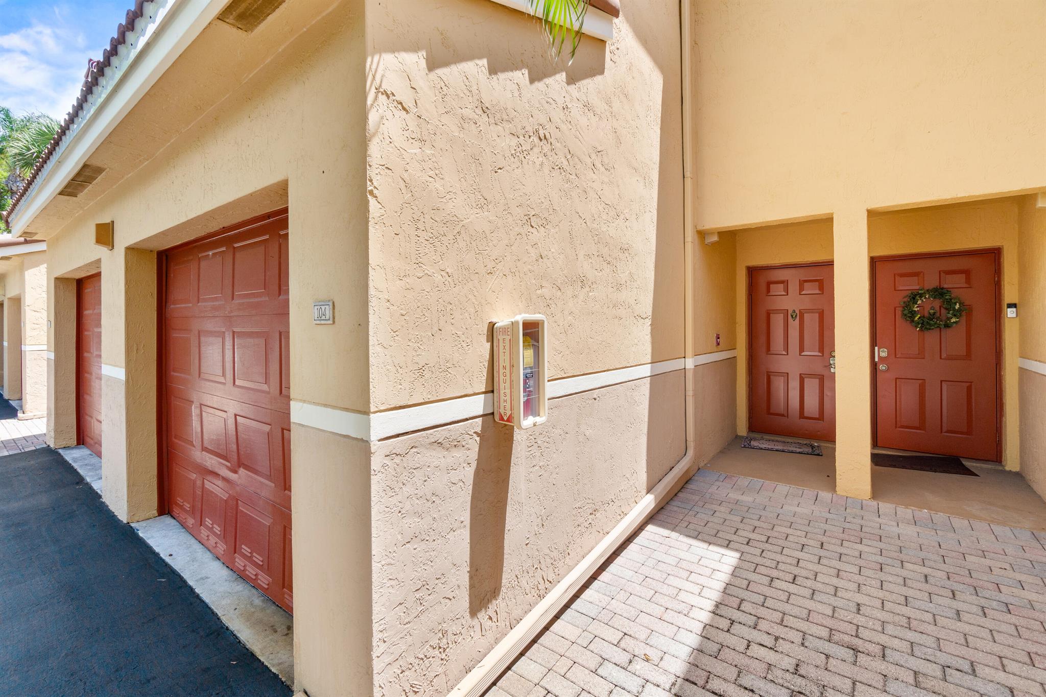 HYPOLUXOS MARINERS CAY CO - Residential Lease