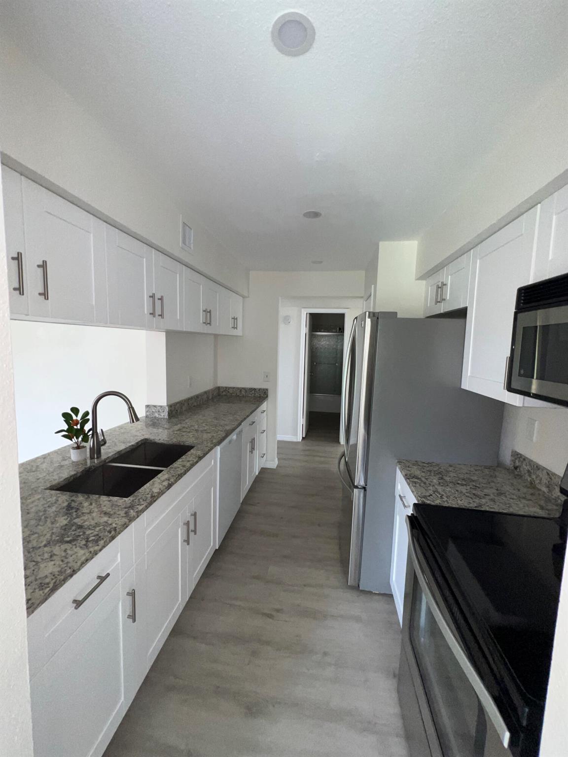 SAVANNAH AT RIVERSIDE CON - Residential Lease