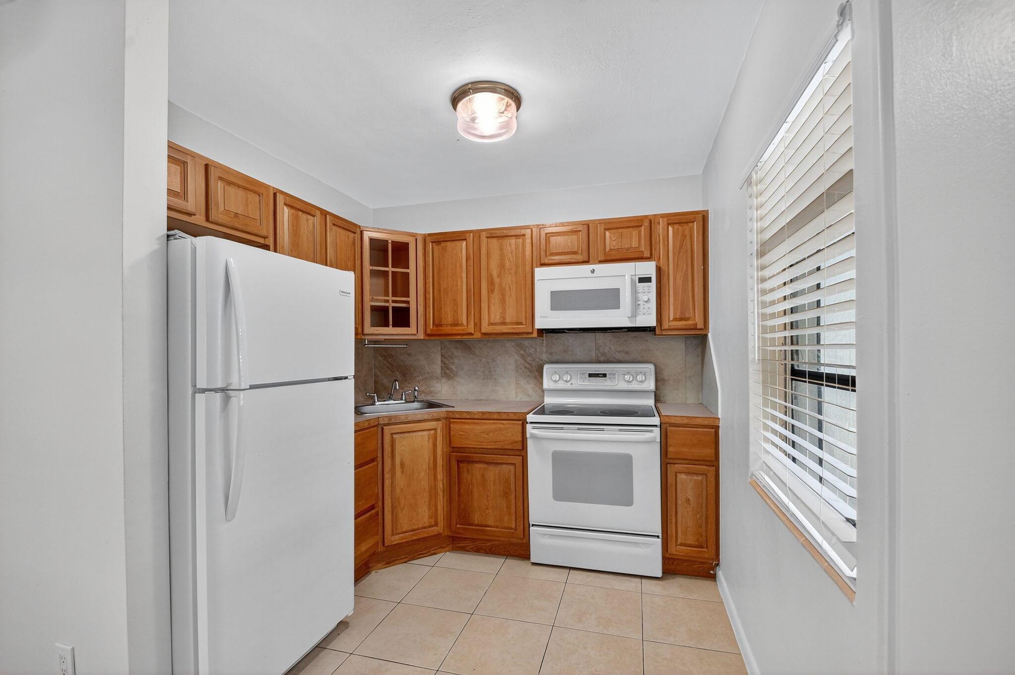 NORTH PALM BCH 1 - Residential Lease