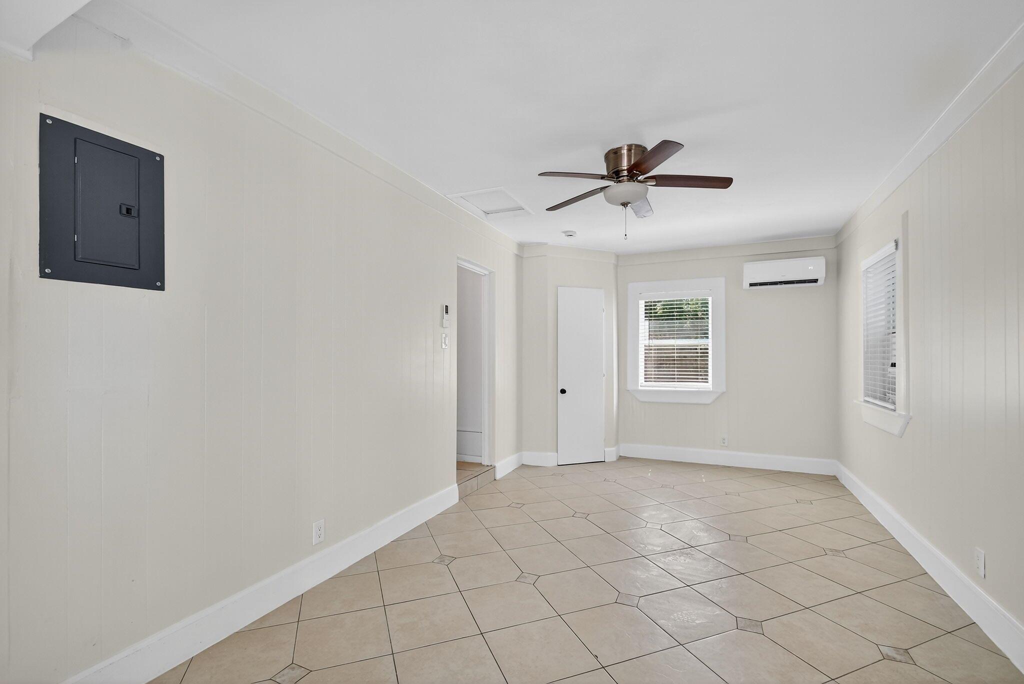 NORTH PALM BCH 1 - Residential Lease