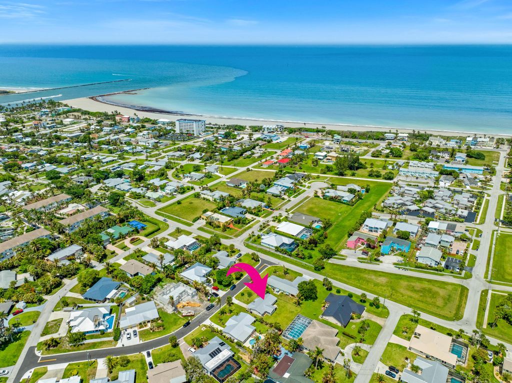 Photo of 1621 Frances Avenue, Fort Pierce, FL 34949 (MLS # B26034625)