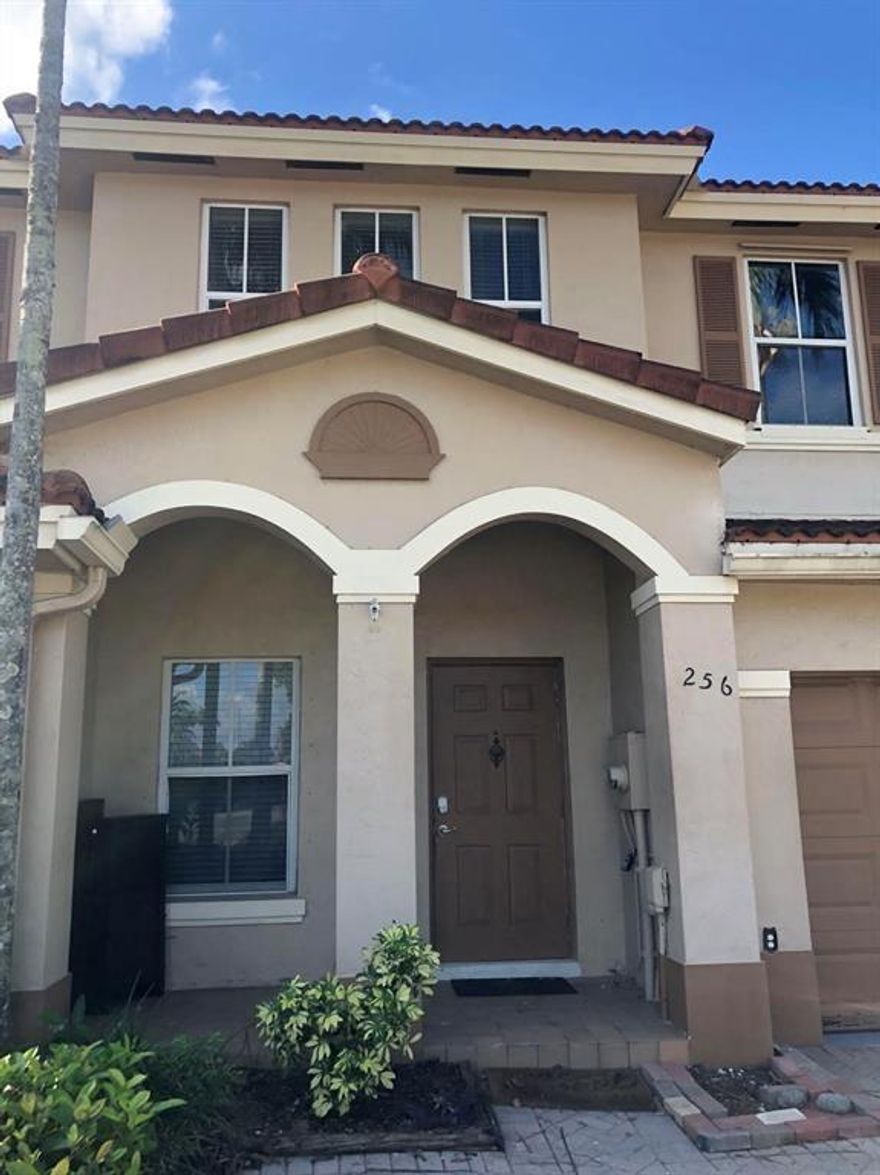 Ready to move in. 3 bedroom ,2.5 Bathroom. freshly painted nice, clean and bright. Tiles on 1st floor and laminated on 2nd floor. screen in back yard patio, fenced for privacy. Community pool. close to 595, 869, 75, and Airport, restaurant, shopping.