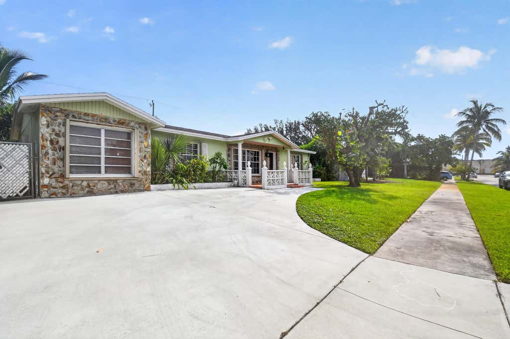 Photo of 1826 16TH Avenue N, Lake Worth Beach, FL 33460 (MLS # B26059888)