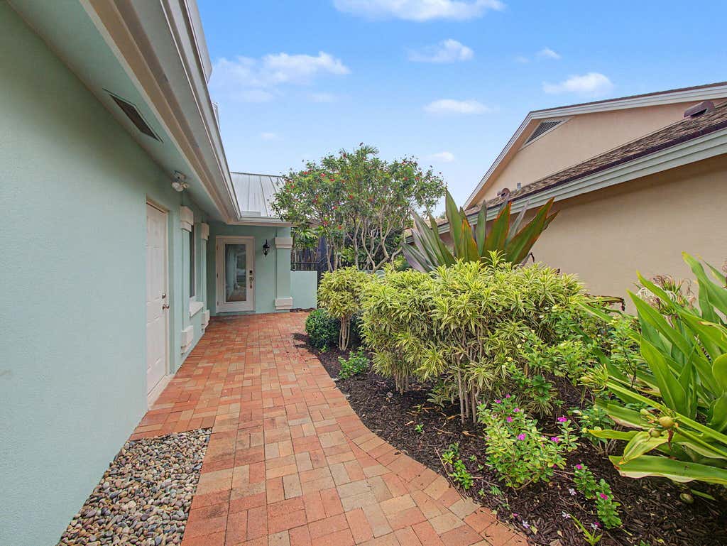 Photo of 303 LEEWARD Drive, Jupiter, FL 33477 (MLS # B26060418)