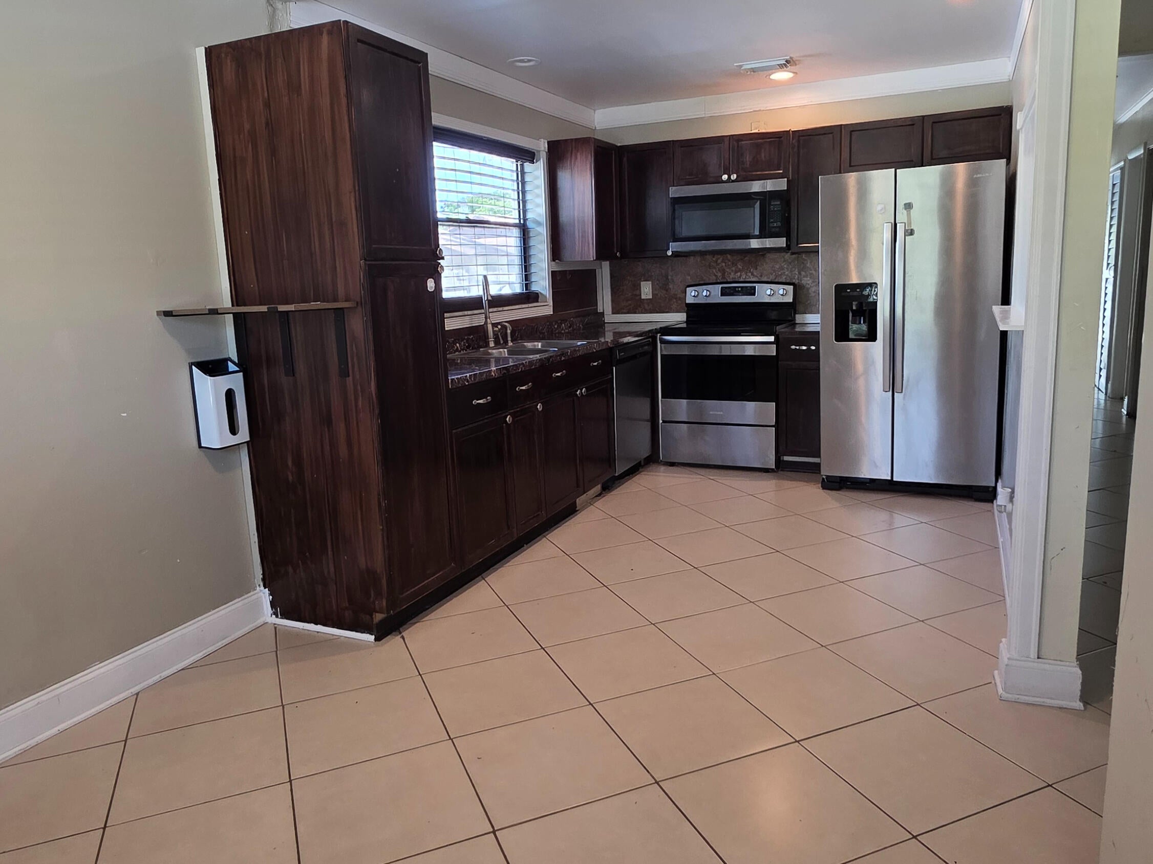 3774 MIL LAKE Court, Greenacres, FL, 33463/$289,900 4 3774 MIL LAKE Court