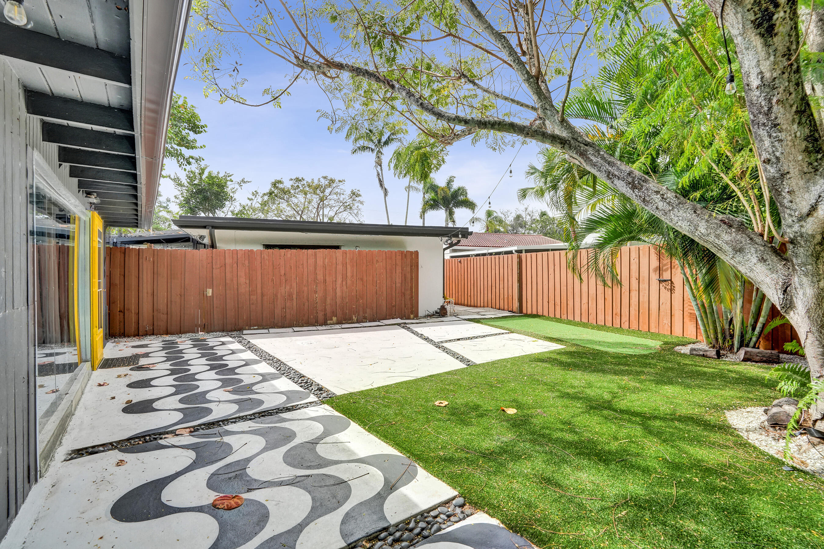 LAUDERDALE PINES - Residential Lease