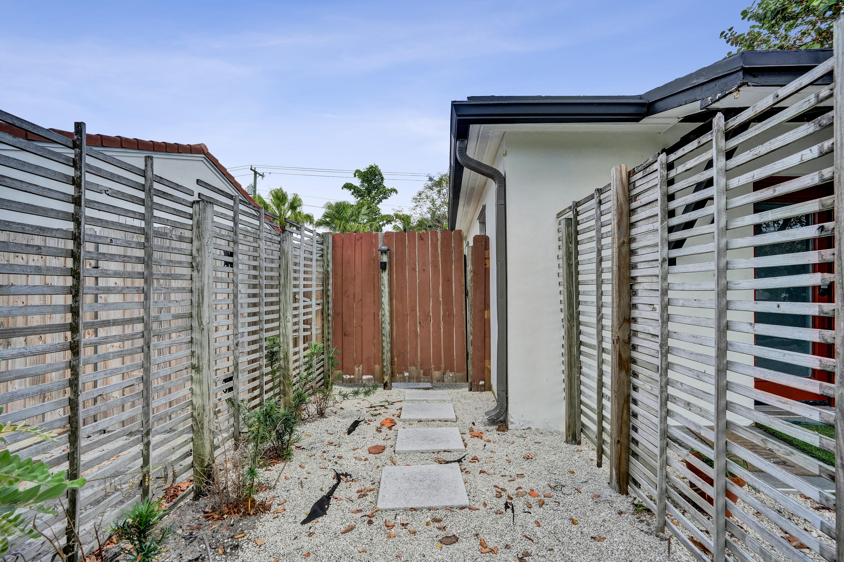 LAUDERDALE PINES - Residential Lease