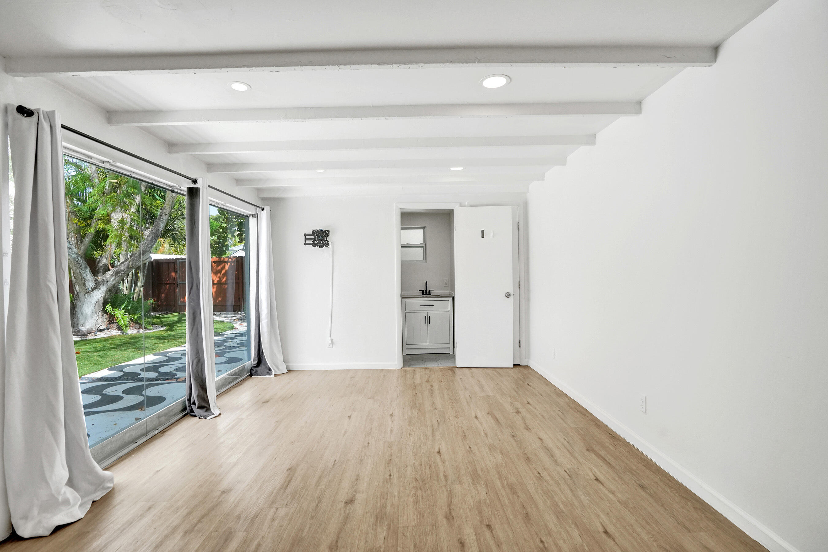 LAUDERDALE PINES - Residential Lease