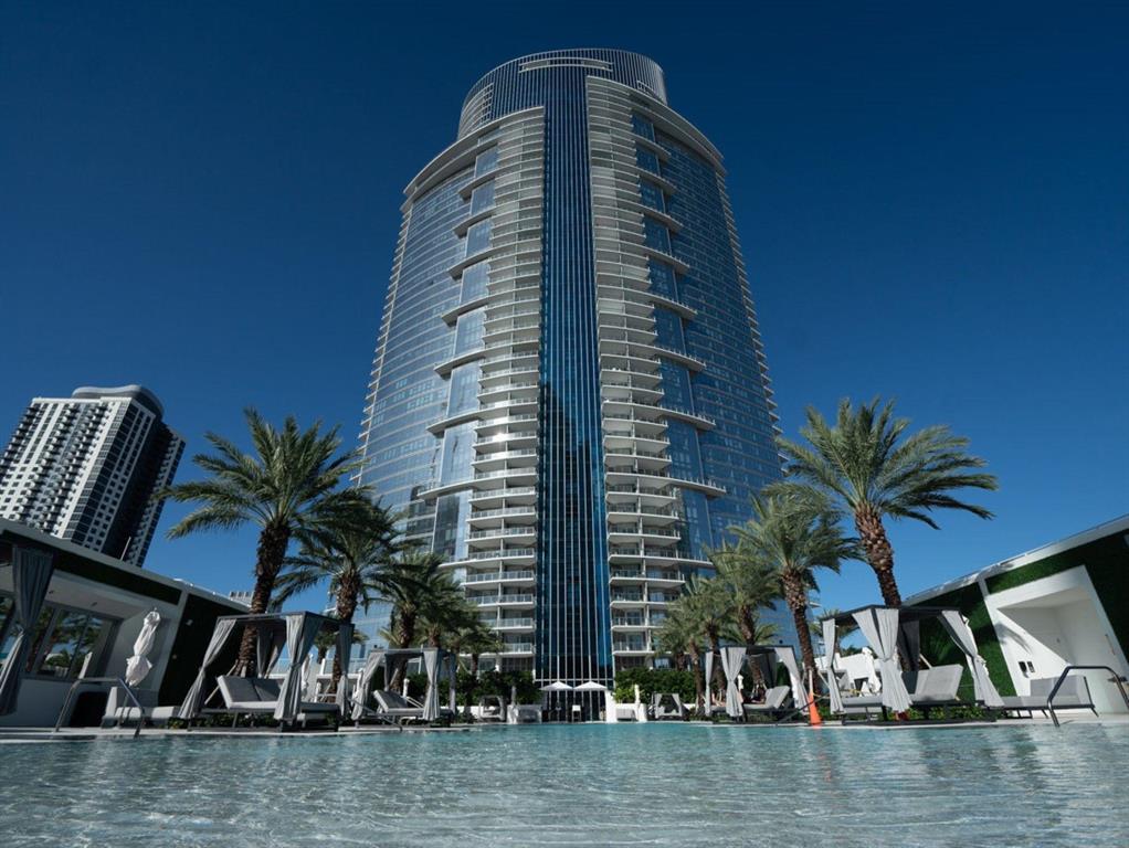 Upscale 1 bed/2 bath turnkey residence that is beautifully appointed (fully furnished) with stunning SE views overlooking Miami skyline & Biscayne Bay. Includes ALL utilities in the rental price. Features private entrance, floor to ceiling windows, 10 ft. high ceilings, white marble floors. Building amenities and services are second to none including 5 resort pools including rooftop, spa salon, fitness center, yoga, convenience store, tennis, soccer field, basketball, virtual golf, kids play area and much more. Great location close to Beaches, American Airline Arena, Museums, Entertainment, MIA, and the Brightline Train.