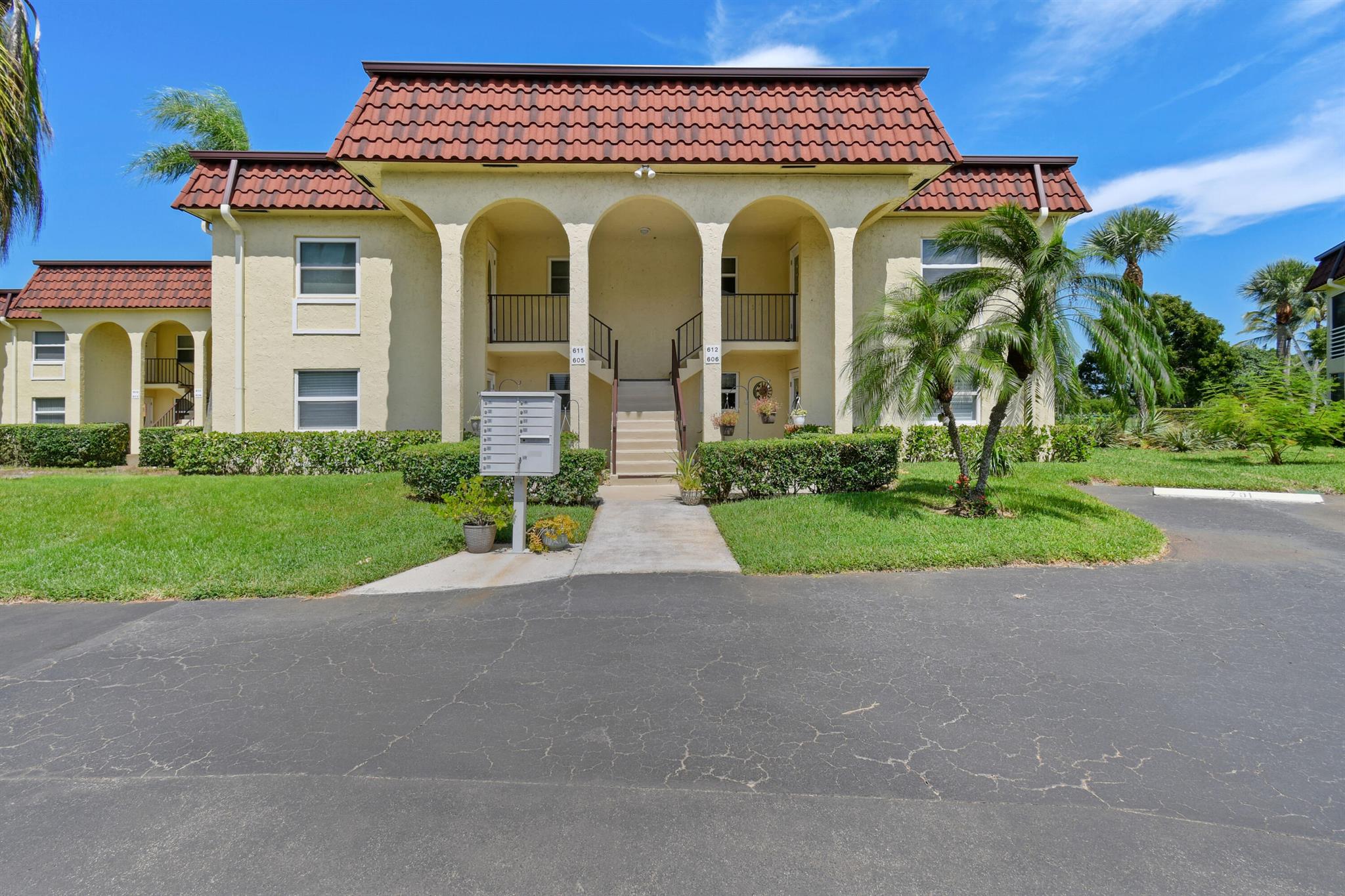 Location! Location! Location! In the heart of Jupiter you can easily walk to Carlin park, Jupiter Beach, Publix shopping plaza with many restaurants and shops, close proximity across US 1 to Riverwalk and a steps to Harborside complex. The community has a community pool, clubhouse, & tennis courts, among other amenities to use while staying at Villas on the Green. 20 min drive to PBIA.
