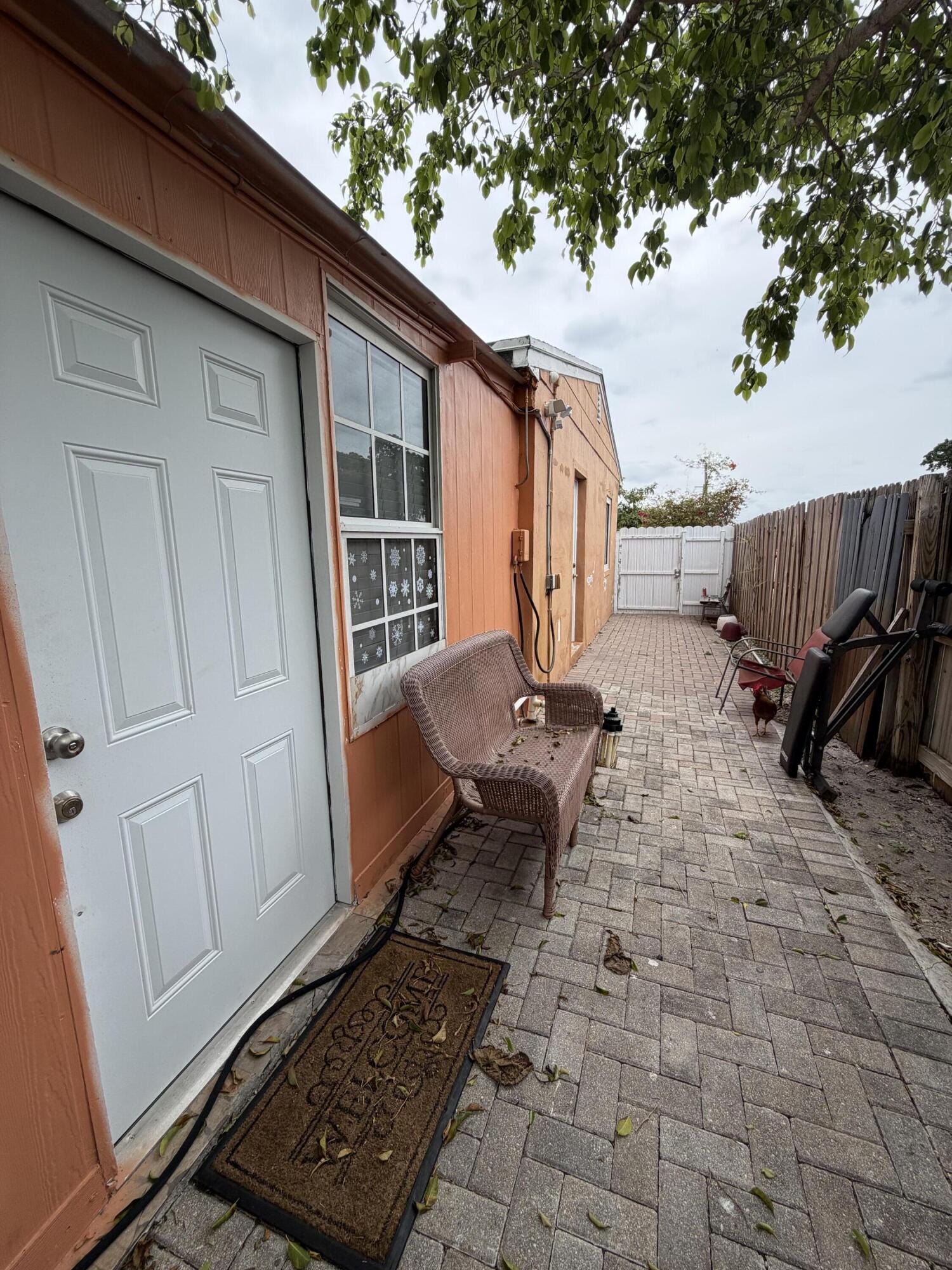 WHISPERING PALMS 3 - Residential