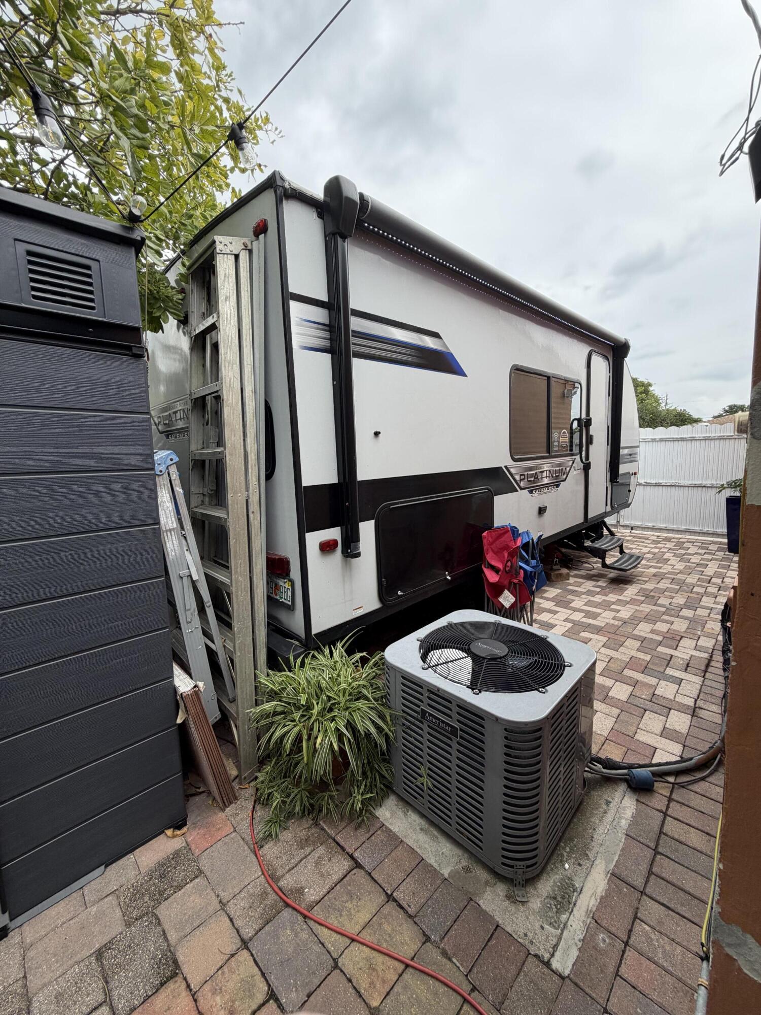 WHISPERING PALMS 3 - Residential