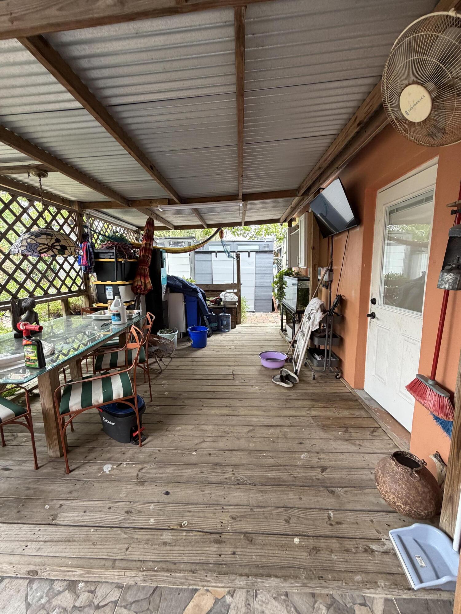 WHISPERING PALMS 3 - Residential