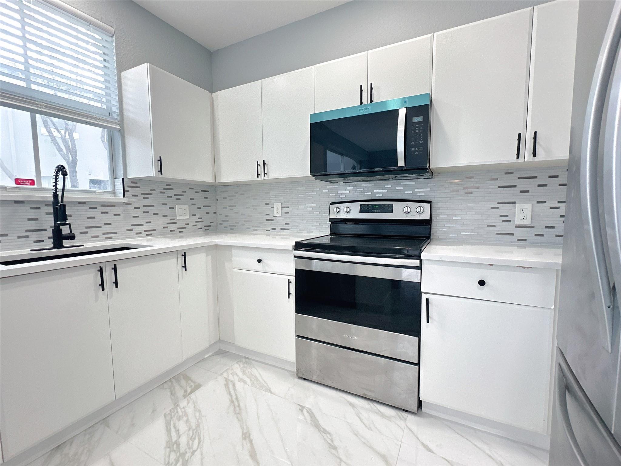 Move in ready !!! ALL UPDATED ,Beautiful 2 story townhouse 4 bedroom 2.5 bathroom, 1,826 sqft, BRAND NEW METAL ROOF 2024, 1 car garage and 2 additional cars in driveway. Next to the community pool in a quiet community of Shoma, minutes away from the Wellington Mall. Closed to shopping center and many restaurants.