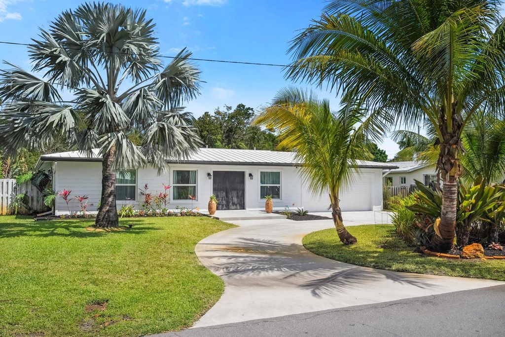 Photo of 313 SE Flamingo Avenue, Stuart, FL 34996 (MLS # R11085746)