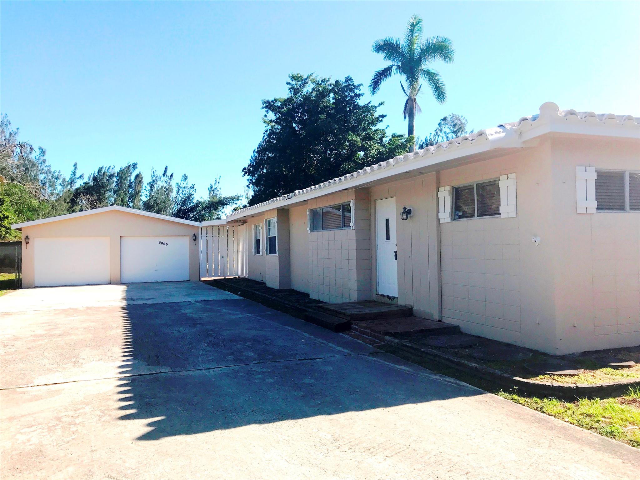 Located in the Historic Plantation Subdivision, Surrounded by Million-Dollar Homes!
This spacious 4-bedrooms, 2-bathrooms pool home sits on a generous 1-acre lot with an extremely large fenced backyard, perfect for privacy, pets, and entertaining. The property features a detached 2-car garage and plenty of room to expand or customize.
Enjoy the Florida lifestyle with your own private pool, and take advantage of the nearby Kennedy Community Center, just minutes away, offering tennis courts and recreational amenities.
Don’t miss this rare opportunity to Rent one in the area’s most prestigious neighborhoods!