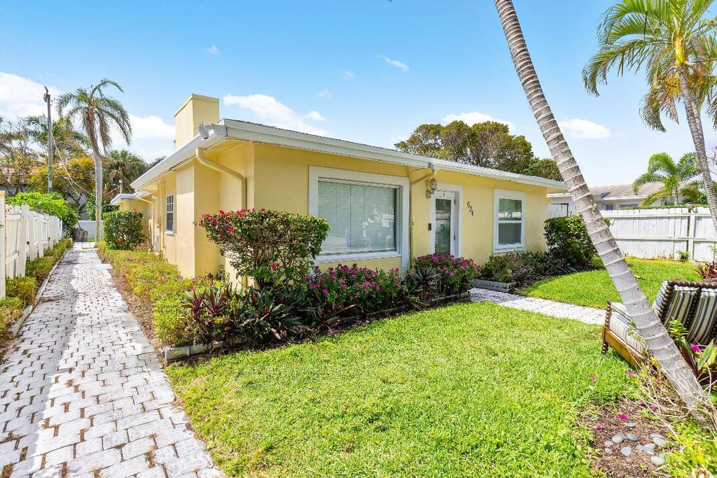Photo of 624 Allen Avenue #D, Delray Beach, FL 33483 (MLS # R11080860)