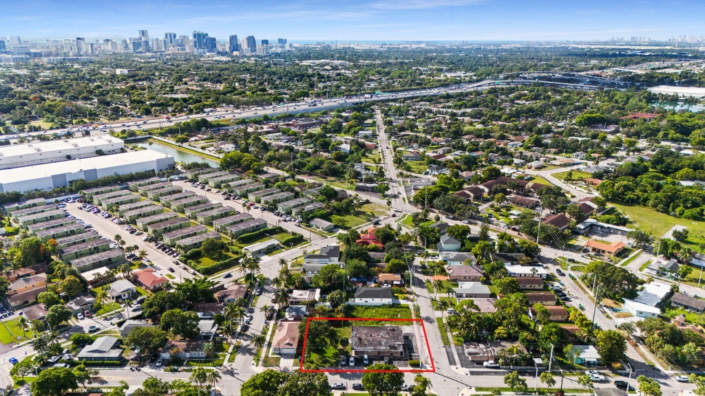 Photo of 880 NW 25th Avenue, Fort Lauderdale, FL 33311 (MLS # B26050670)