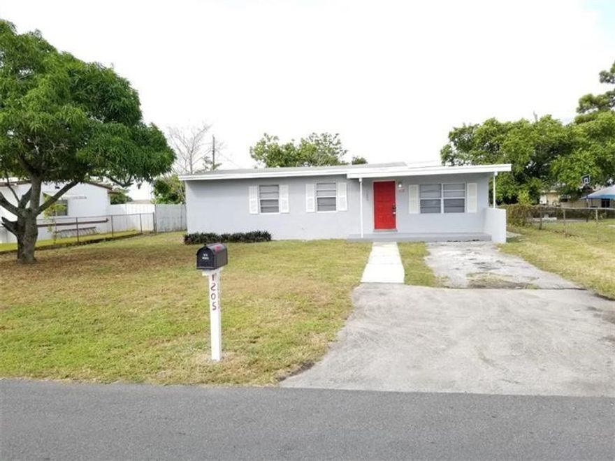 3 Bedroom 2 bathroom home in Lauderdale Manors. Just a few minutes away from Downtown Fort Lauderdale, Las Olas Blvd., Whole Foods, Galleria Mall, Fort Lauderdale Beaches and FTL Airport! Features granite counters in kitchen, central air, tile flooring throughout, and an expansive backyard.