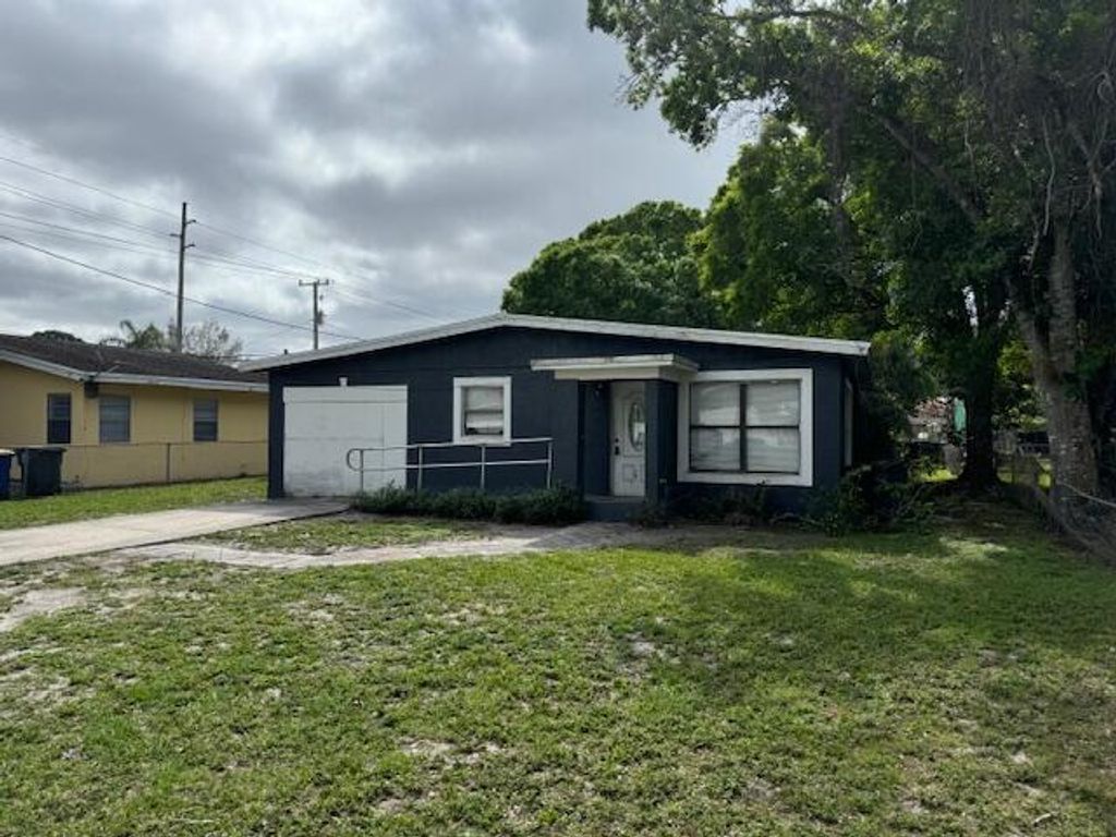 Photo of 2903 Citrus Avenue, Fort Pierce, FL 34947 (MLS # R11065494)