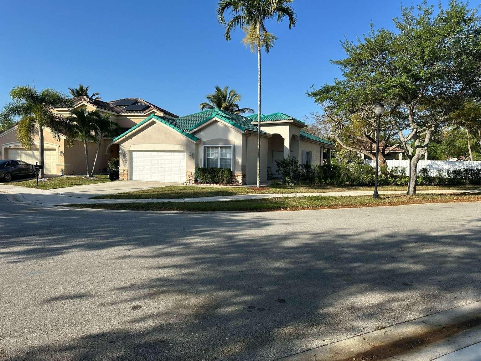 Beautiful corner home in Weston, located in a quiet cul-de-sac. This property features 3 bedrooms, 2 full bathrooms, a spacious living room, dining area, and an additional breakfast nook next to the kitchen. The home offers central A/C, fully furnished interiors, and has been recently painted.
Enjoy a two-car garage plus driveway space for two additional vehicles. The property also includes a large backyard and ample natural light throughout.