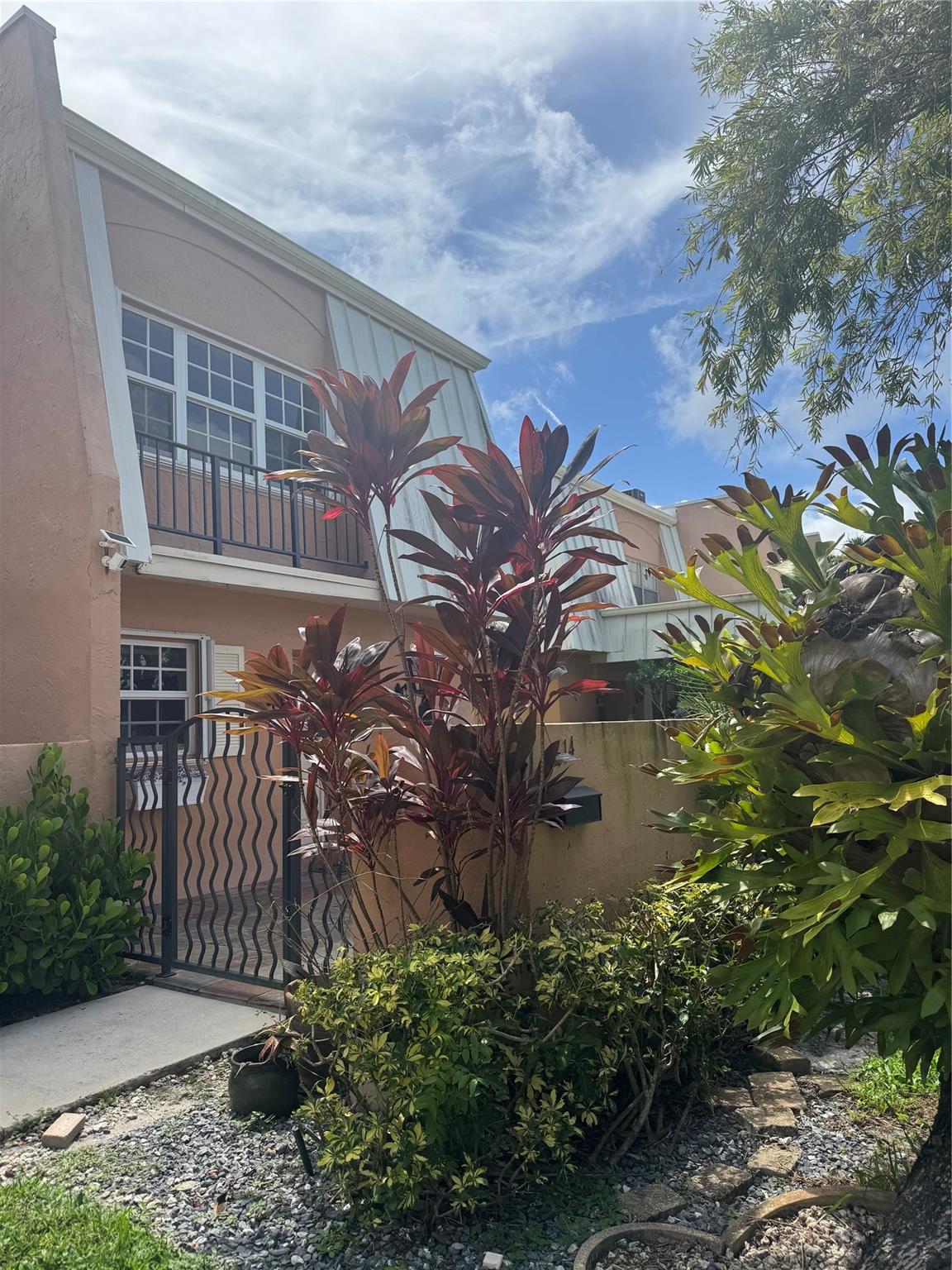 Roommate needed. Perfect one bedroom 1 bathroom fully furnished for rent to be share with a lovely woman. Large townhome with patio, fully equipped kitchen, dining, living, washer and dryer, large closet space, water views and great location and friendly community. Isla Merita community located on Pine Island Rd. Ready to move in, easy to apply.