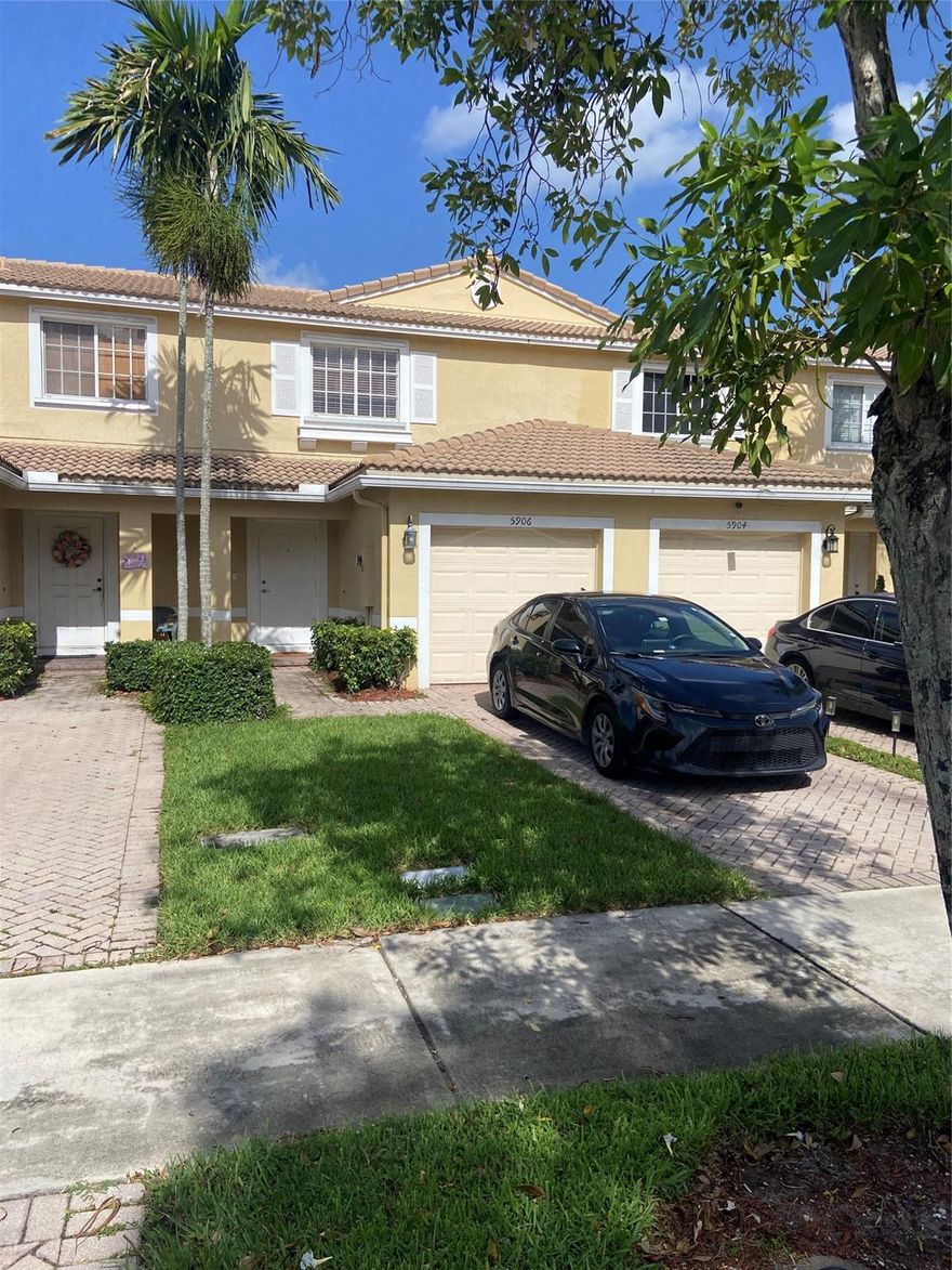 BEAUTIFUL 2 BEDROOM 2.5 BATHROOM WITH I CAR GARAGE, GATED COMMUNITY WITH CLUBHOUSE AND POOL, CLOSE TO SCHOOLS, SHOPPING AND HWYS, THE UNIT IS FRESHLY PAINTED, UPDATED KITCHEN, TILE AND LAMINATE FLOORS, ONLY 1ST AND SECURITY DEPOSIT, DON'T DELAY COME SEE TODAY, EZ TO SHOW.