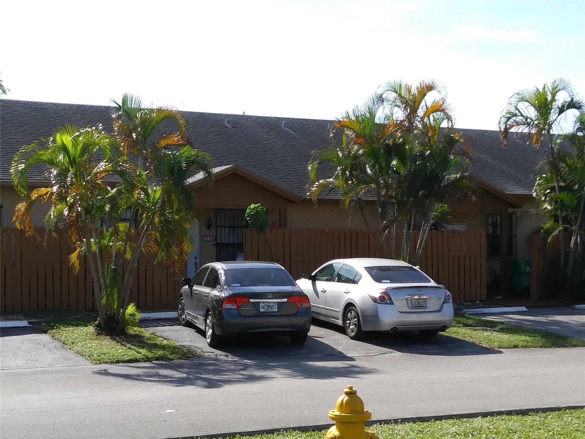 Comfortable townhouse with 3 bedrooms and 2 bathrooms for rent.
Move-In: First, Last, and Security Deposit.
Open and fully equipped kitchen.
Completely freshly painted.
Large fenced backyard with access to the green area.
Laundry room in the patio.
Two (2) parking spaces in front.
Excellent location, close to everything!
The property is ready to move.
Ready to move.
Easy to show!