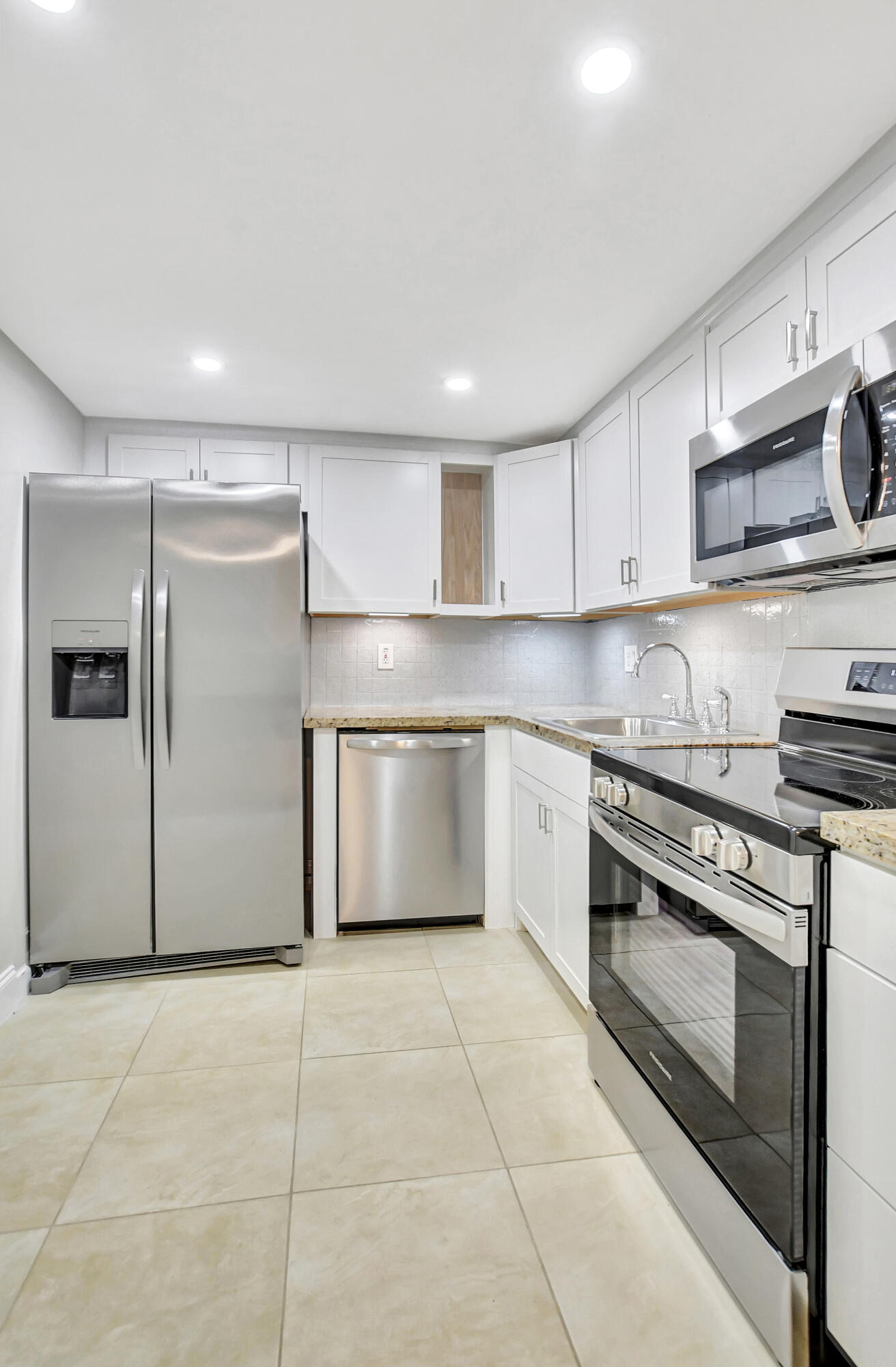 CASA DEL RIO CONDO - Residential Lease
