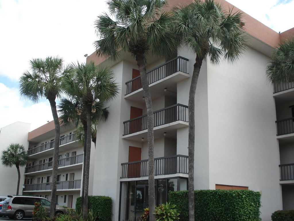 Photo of 5917 VIA VERMILYA #408, Lake Worth, FL 33462 (MLS # B26053230)