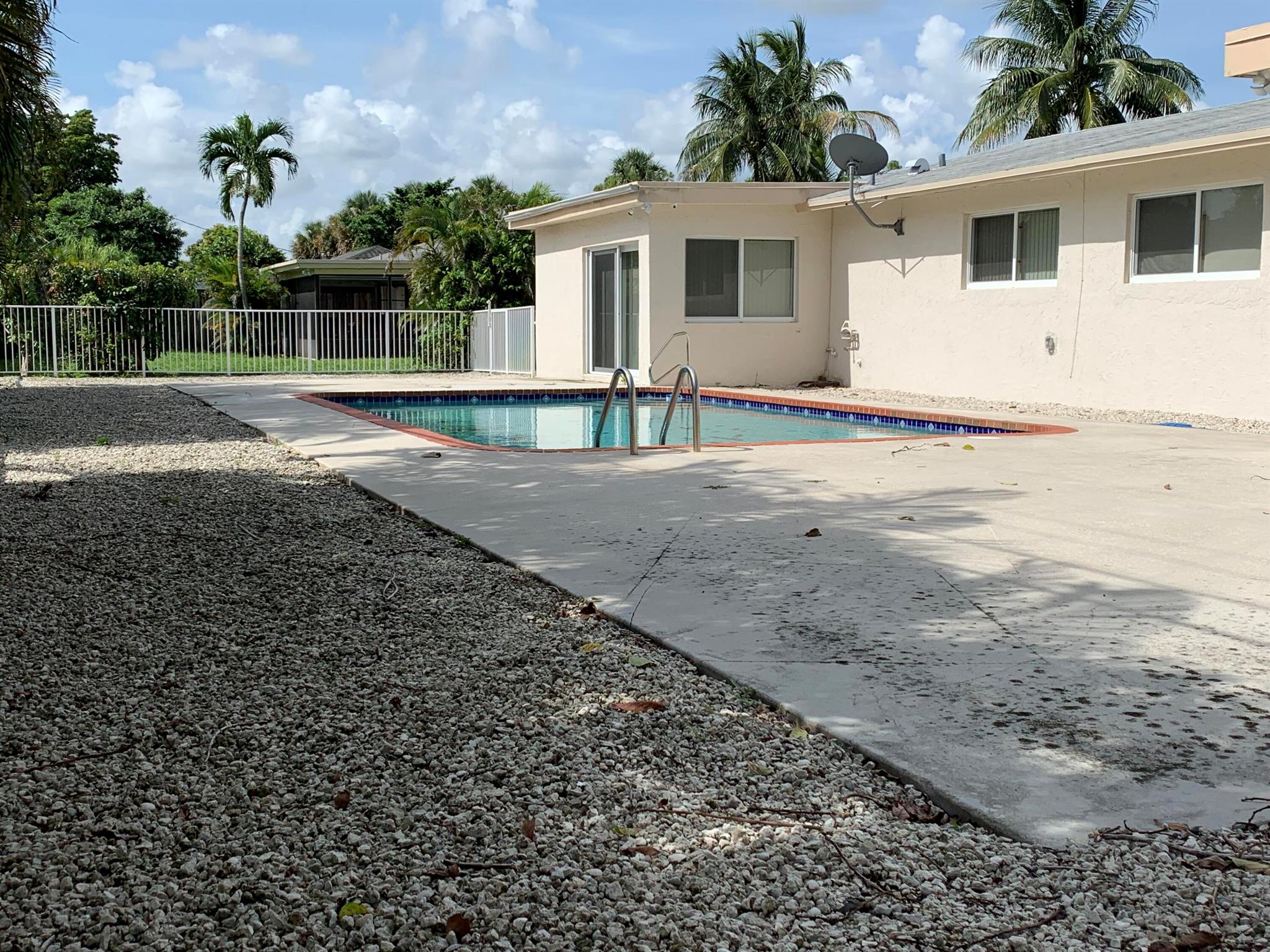 PARADISE PALMS UNIT 4 - Residential Lease