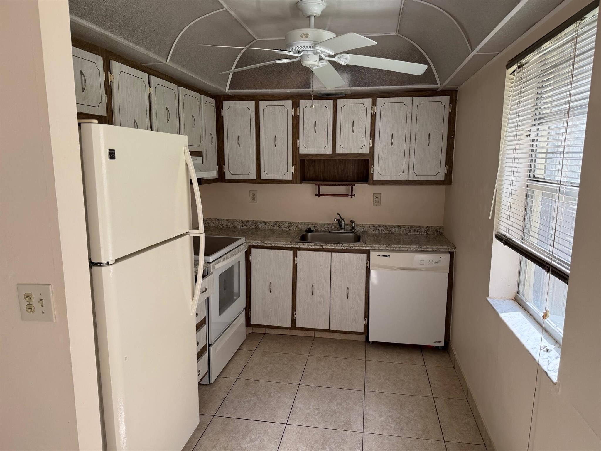 KINGS POINT BURGUNDY COND - Residential Lease